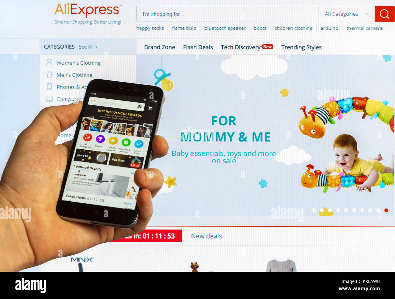Adygea, Russia - Gennaio 5, 2018: AliExpress mercato globale con prodotti da produttori dalla Cina sullo schermo di uno smartphone e Xiaomi o Foto Stock