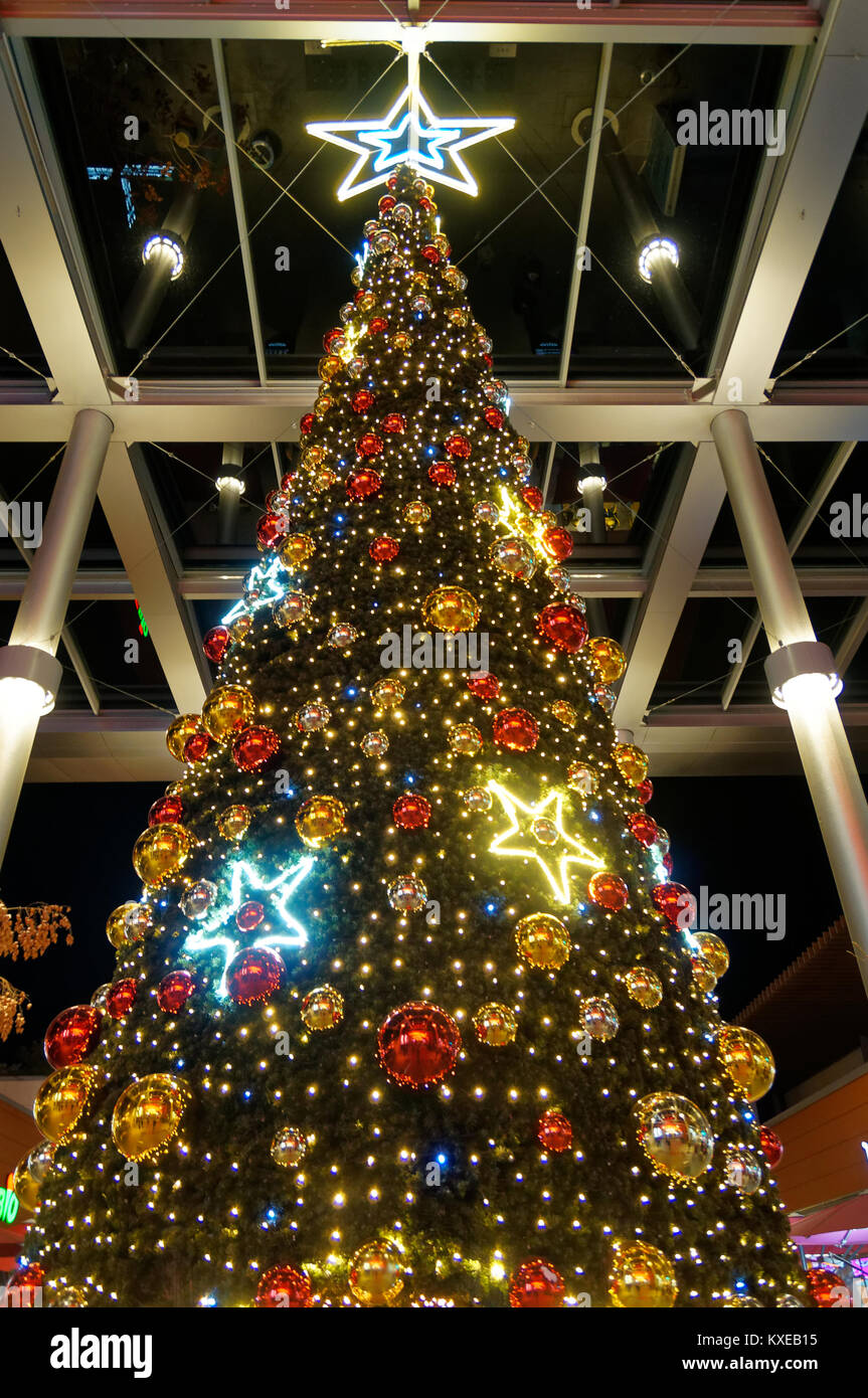 Un posto in centro commerciale con un albero di Natale di notte in Francia Foto Stock