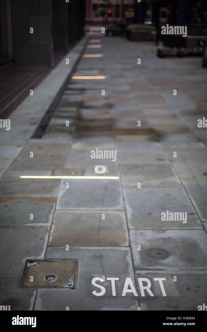 I marcatori di Sprint con le misure di distanza fanno parte di una palestra ourtdoor nella città di Londra Foto Stock