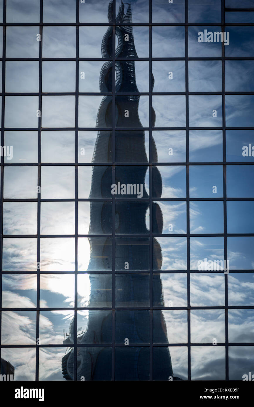 La Shard è riflessa nelle finestre di un edificio che produce un'immagine distorta come una fiera del divertimento sala degli specchi Foto Stock