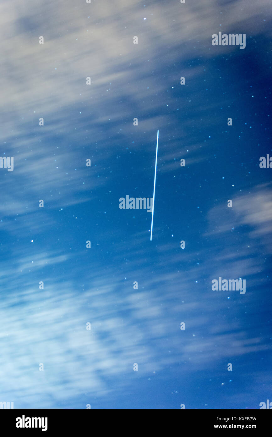 La Stazione Spaziale Internazionale striature attraverso il cielo di notte durante una lunga esposizione Foto Stock