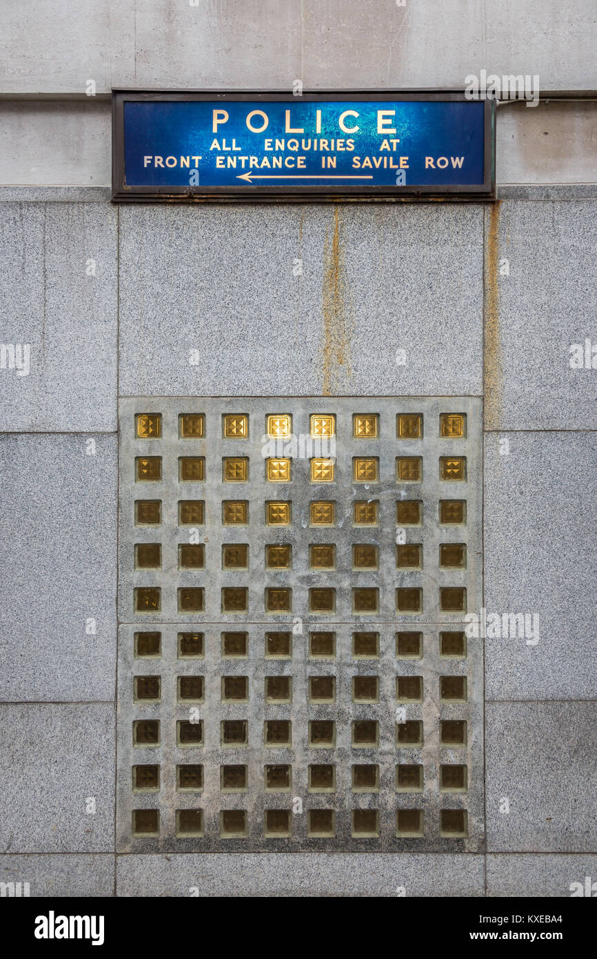 Un vecchio segno di polizia nel lato di un edificio Foto Stock