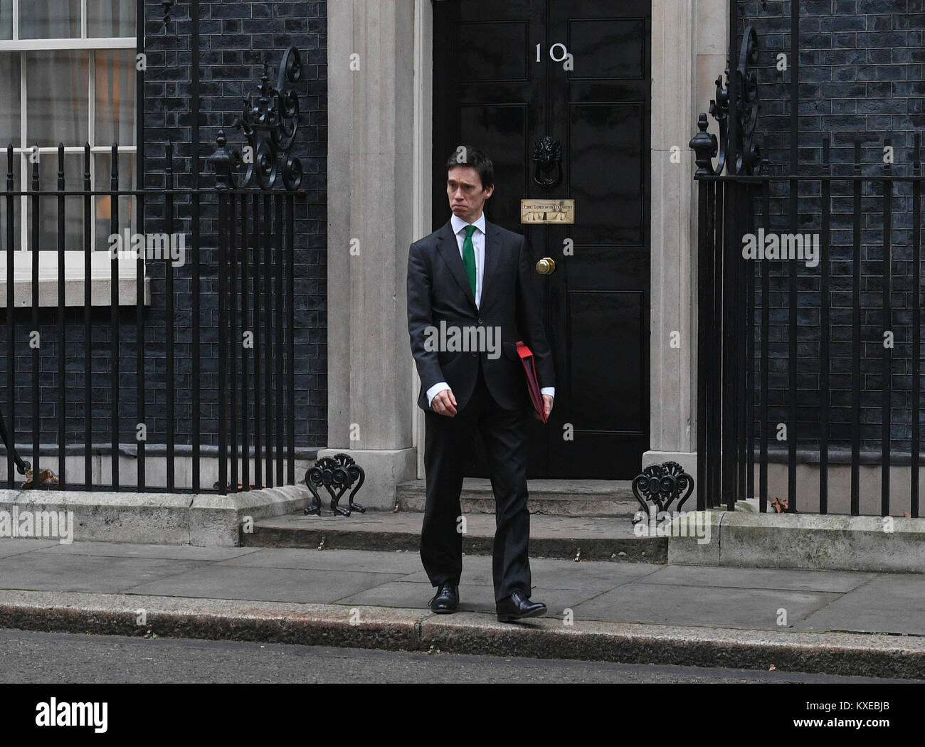 Rory Stewart, che si è spostato dal ruolo di ministro in Africa per il Ministero di Giustizia, lasciando 10 Downing Street, Londra, come Theresa Maggio continua il suo rimpasto di governo. Foto Stock