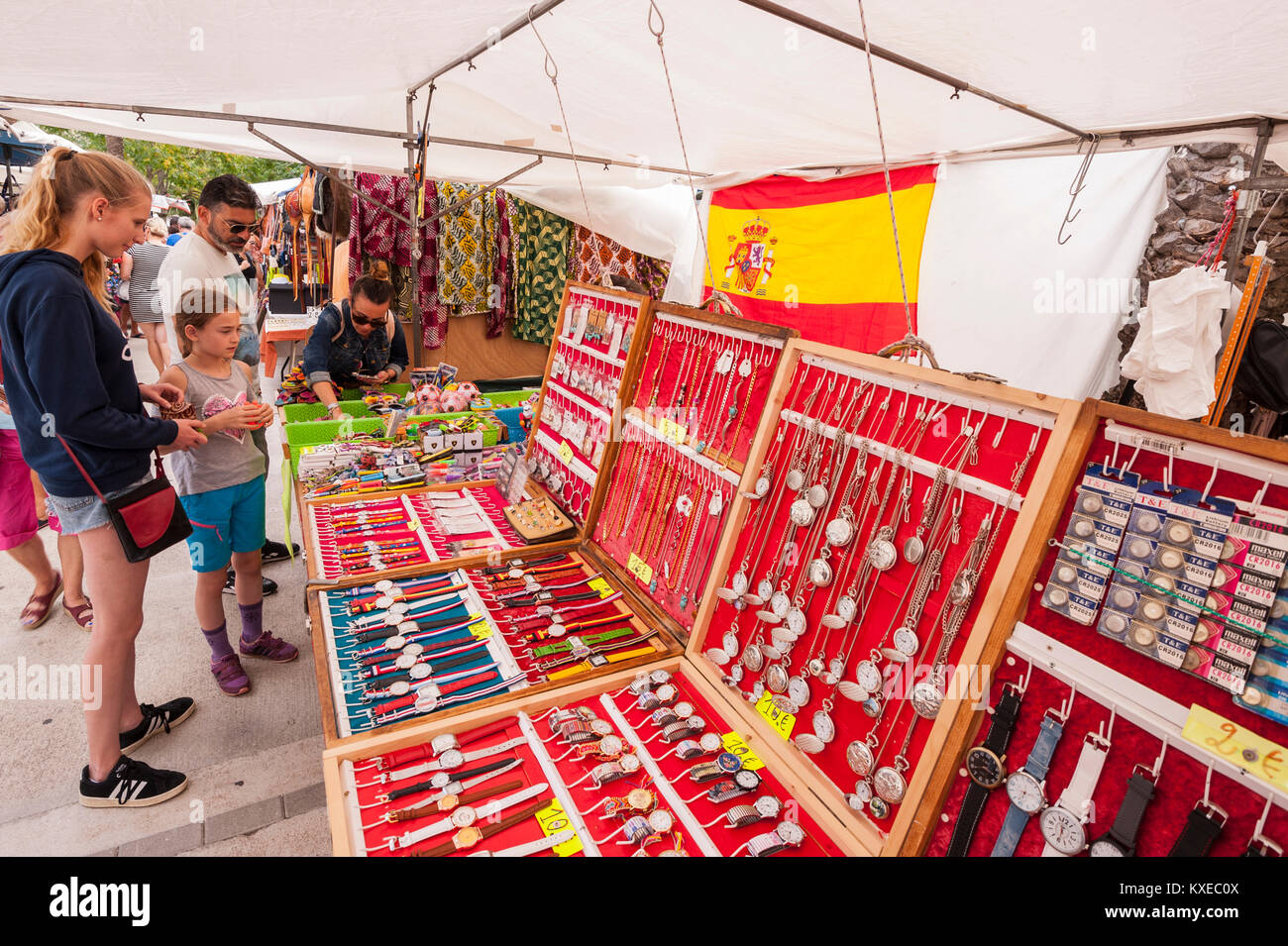 Orologi e gioielli in vendita presso la strada del mercato di Mahon ,  Minorca , Isole Baleari , Spagna Foto stock - Alamy