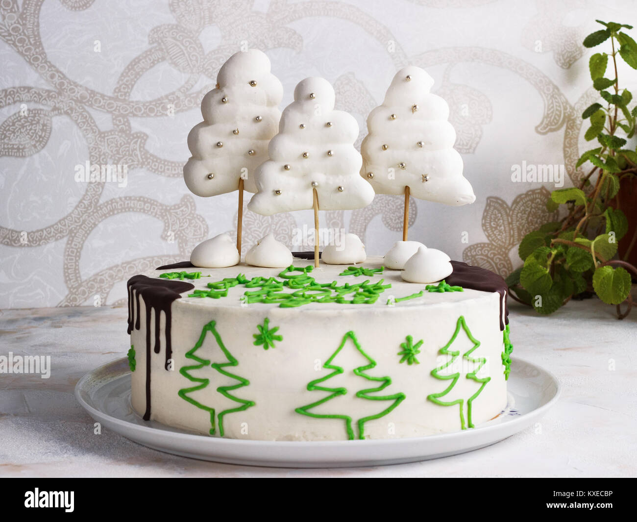 Nuovo anno torta con alberi di meringa e cioccolato su uno sfondo luminoso Foto Stock