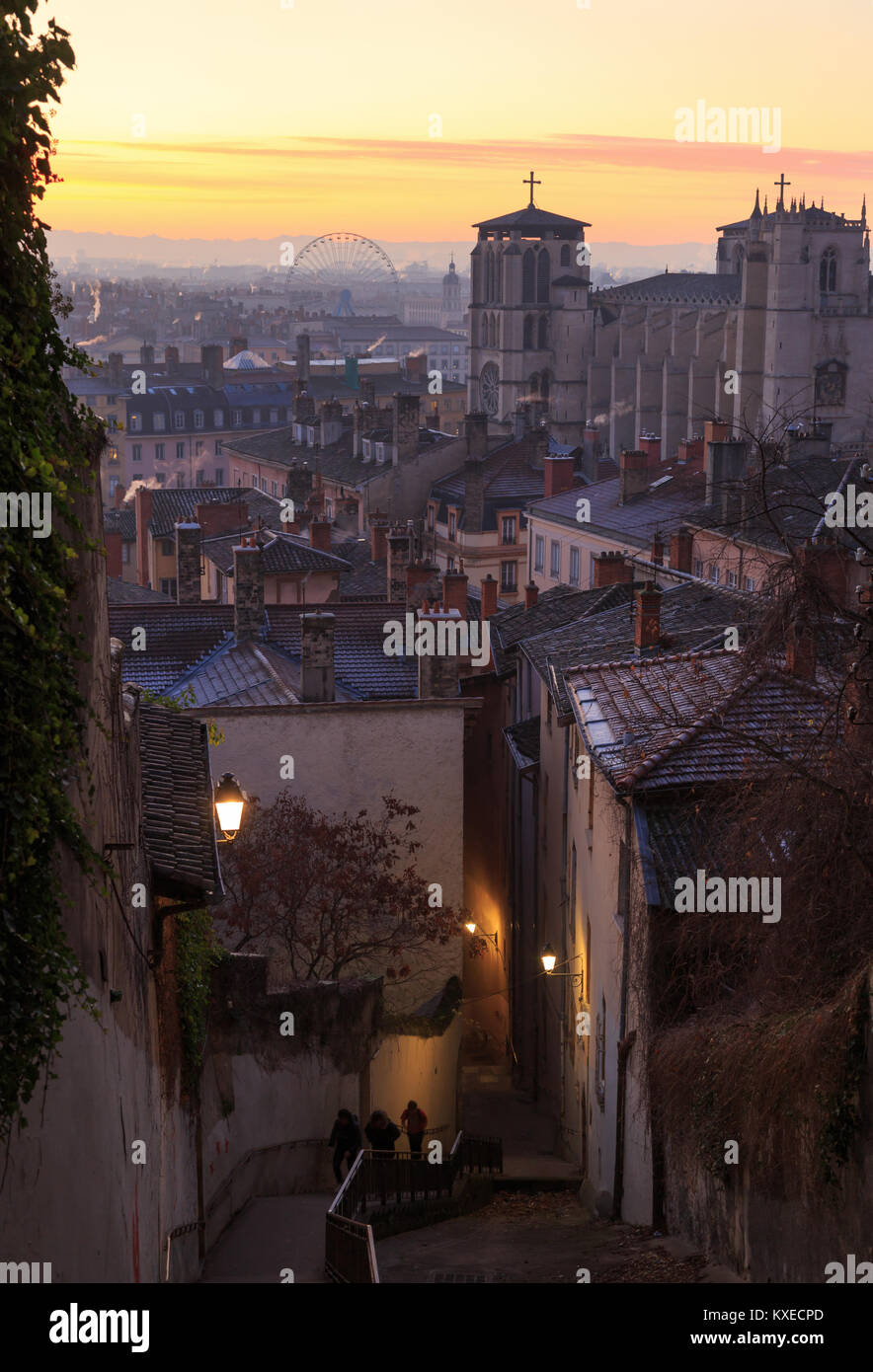 Cattedrale Saint-Jean-Baptiste e un vicolo in Vieux Lyon all'alba. Lione, Francia. Foto Stock