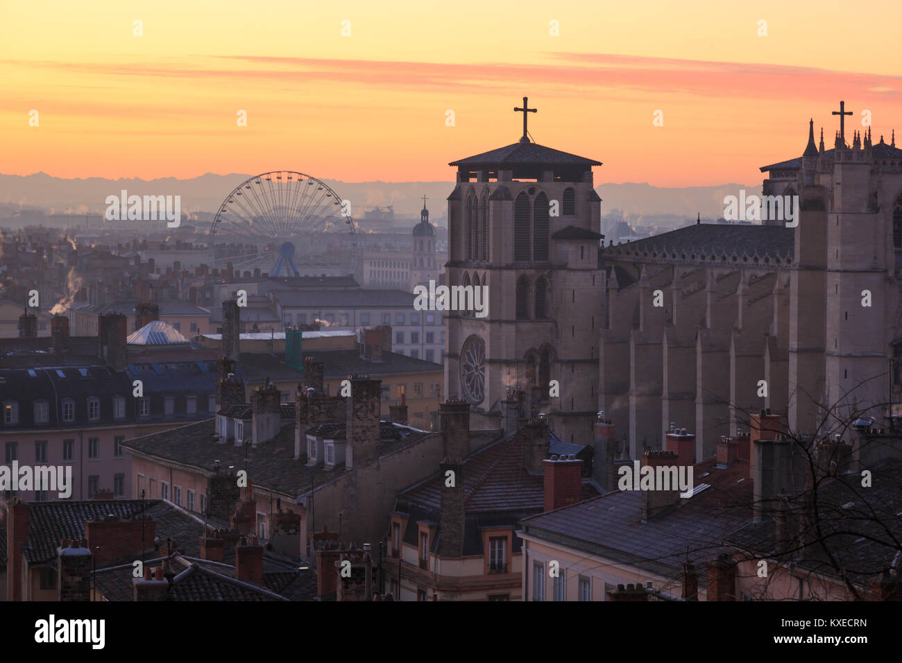 Cattedrale Saint-Jean-Baptiste e i tetti e i camini di Vieux Lyon, appena prima del sorgere del sole. Lione, Francia. Foto Stock