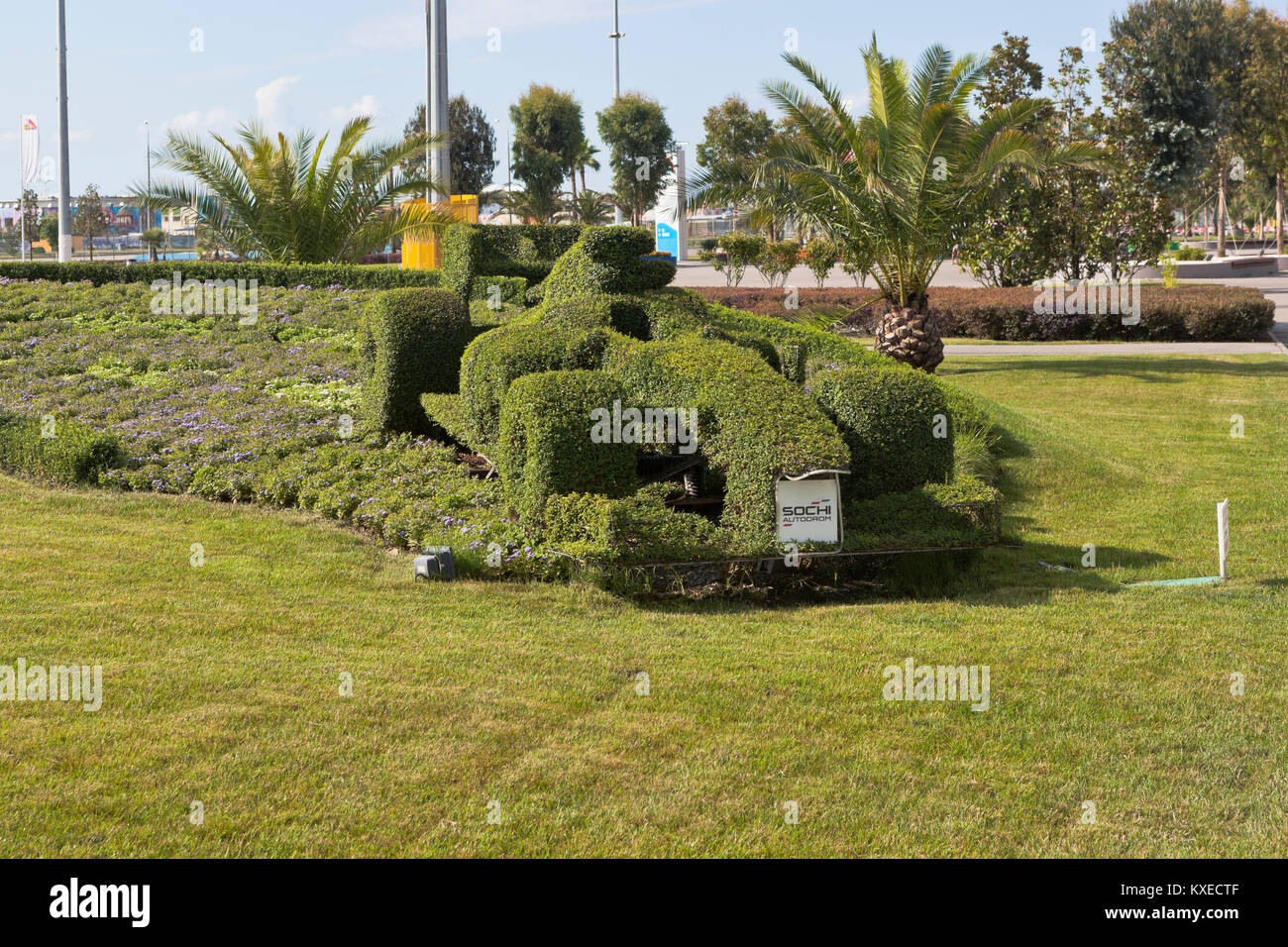 Adler, Sochi, Regione Krasnodar, Russia - Luglio 9, 2016: Prato con letto di fiori in forma di auto da corsa di Formula 1 a Sochi Olympic Park Foto Stock
