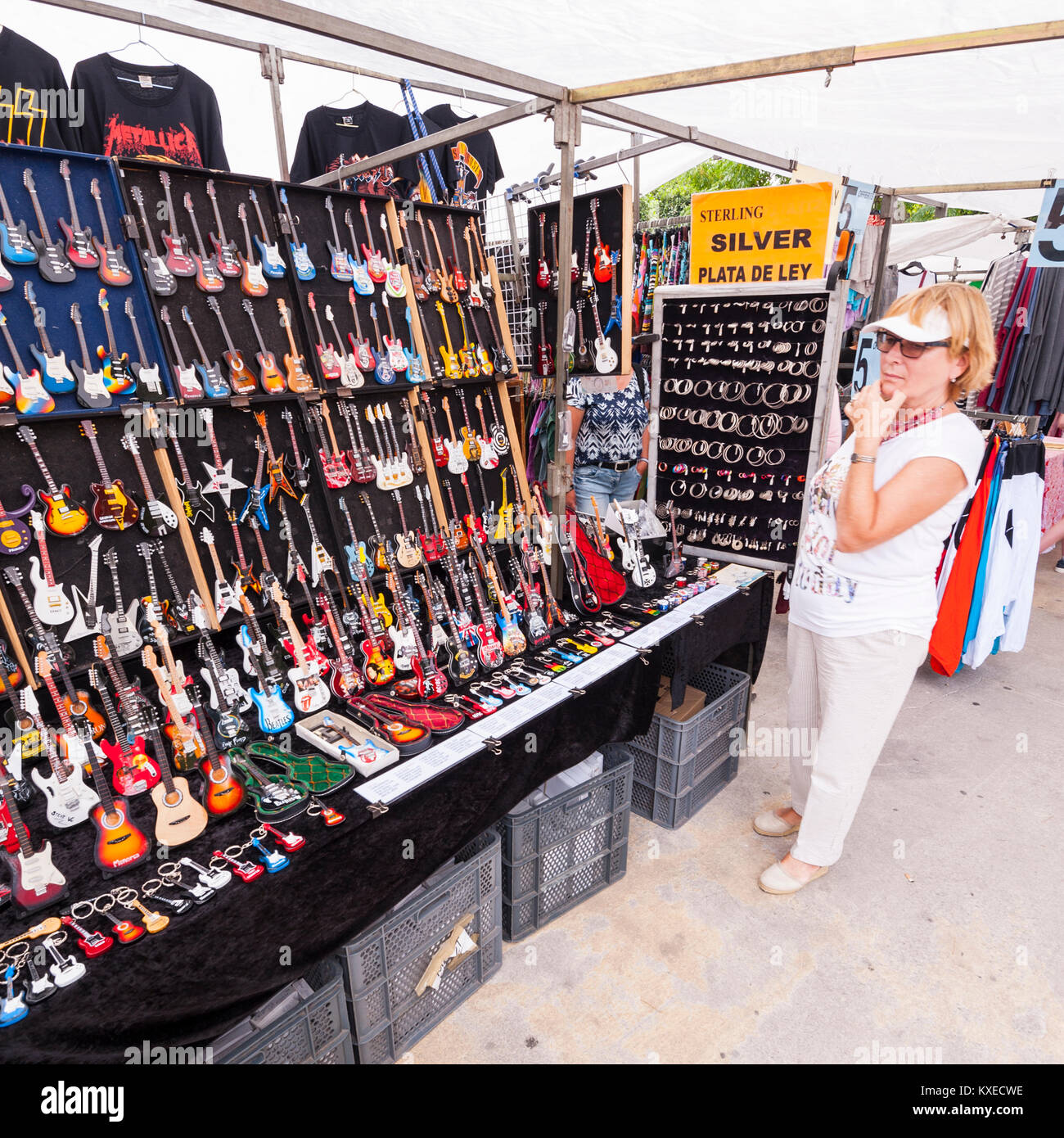 Mini chitarre di souvenir in vendita presso la strada del mercato di Mahon , Minorca , Isole Baleari , Spagna Foto Stock