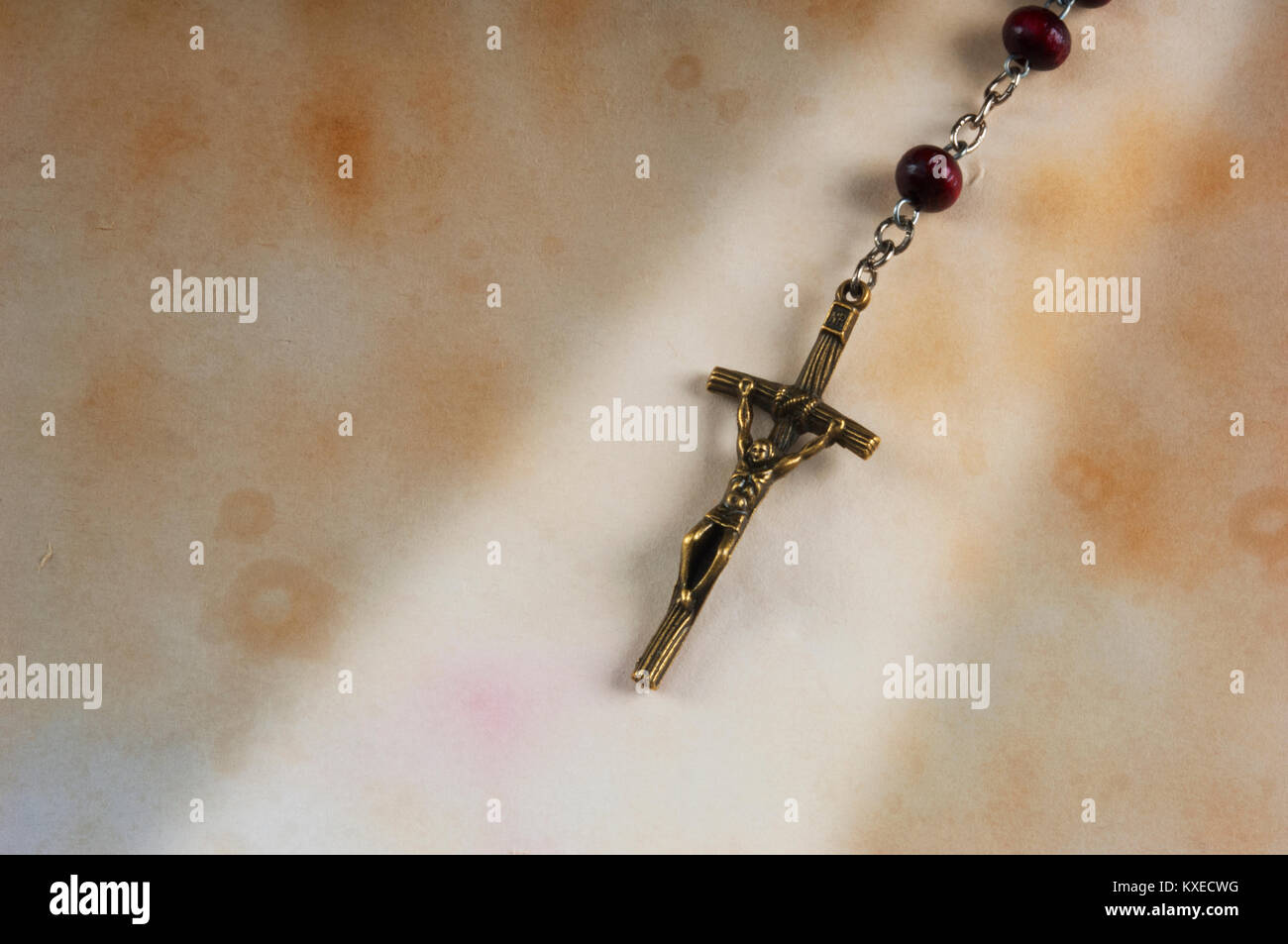 Studio shot di un rosario giacente su pergamena macchiata - Giovanni Gollop Foto Stock