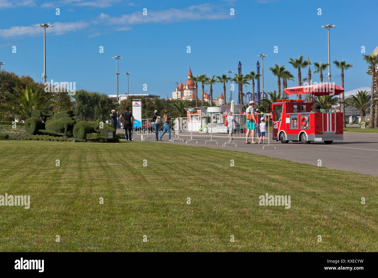 Adler, Sochi, Regione Krasnodar, Russia - Luglio 9, 2016: turisti vicino a prato con letto di fiori in forma di di una vettura di Formula 1 in Sochi Olympic Par Foto Stock
