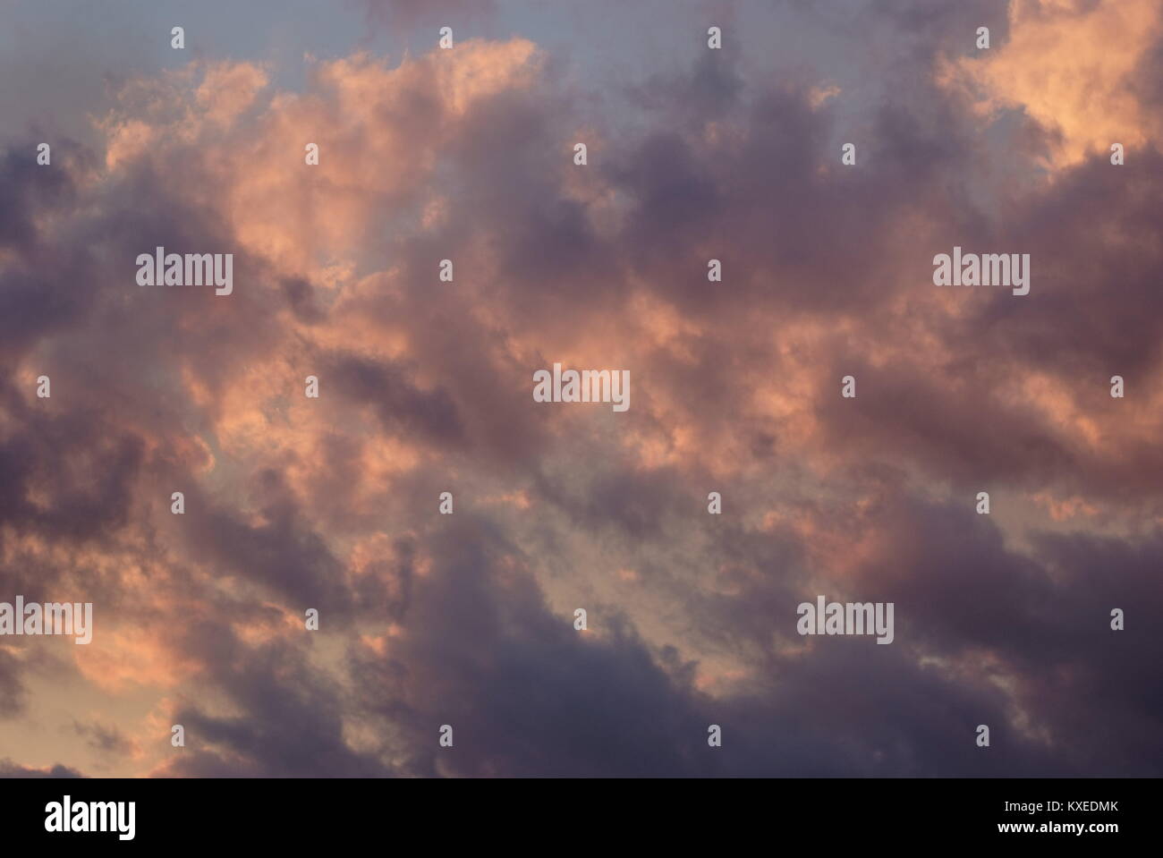 Meraviglioso il cloud scape tramonto in rosso-arancio di toni Foto Stock