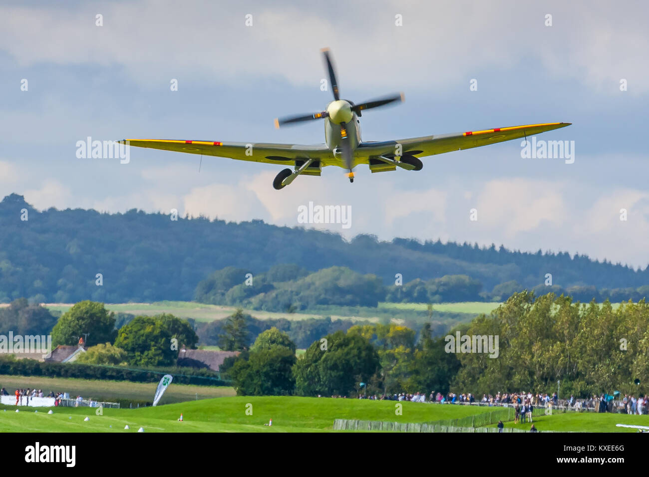 Spitfire prendendo il largo a Goodwood 2015, West Sussex, Regno Unito Foto Stock