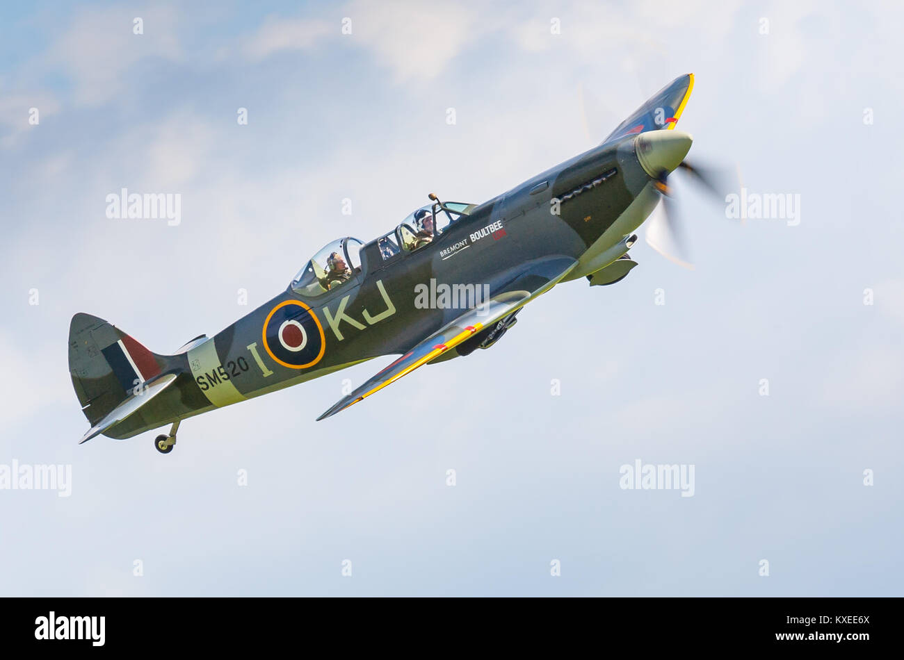 Wing Commander Tom Neil DFC battenti nel sedile posteriore di un sedile a due Spitfire. Battaglia di Bretagna settantacinquesimo anniversario a Goodwood (RAF Westhampnett) Foto Stock