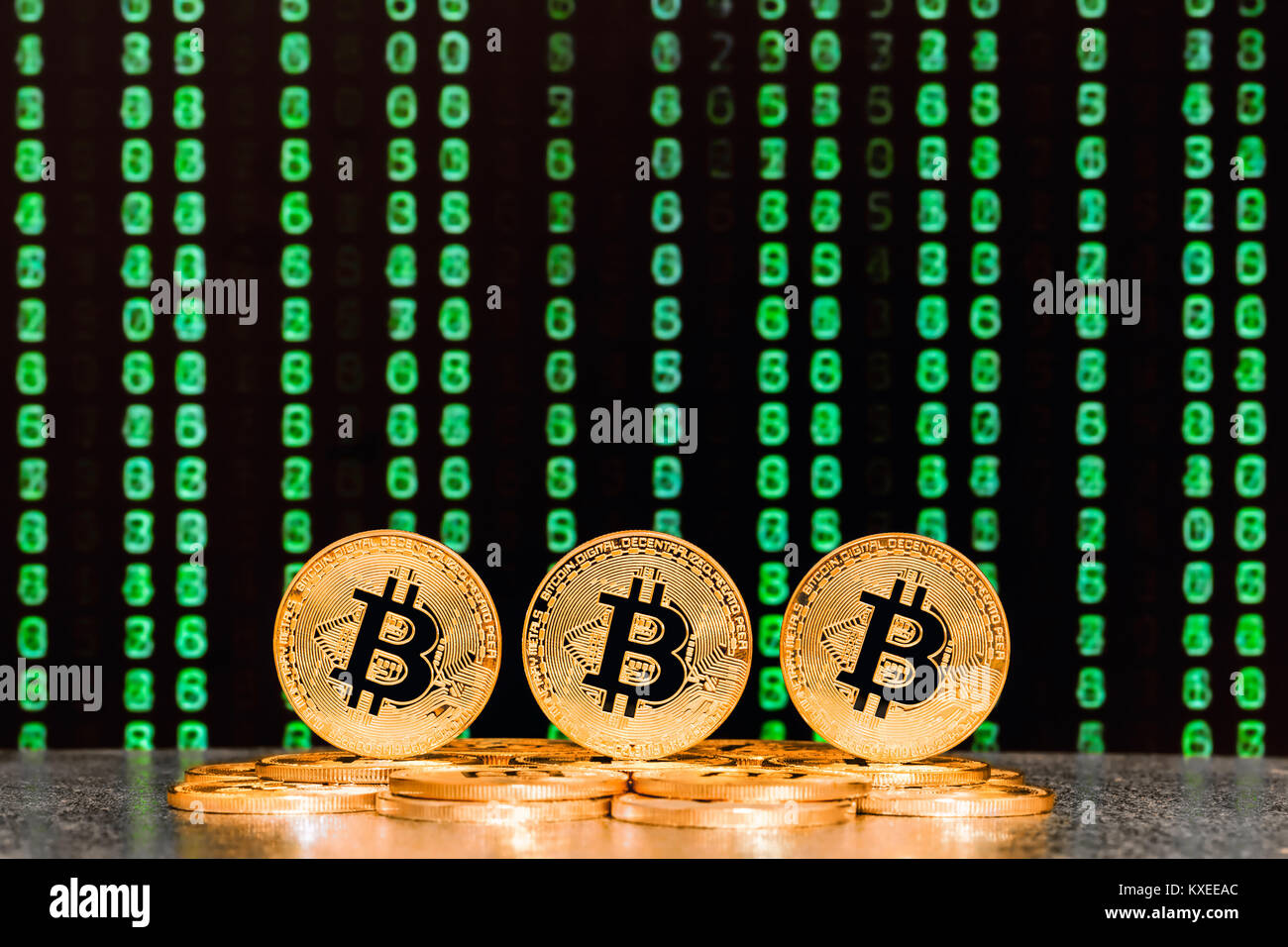 Tre bitcoins con numeri di sfondi Foto Stock