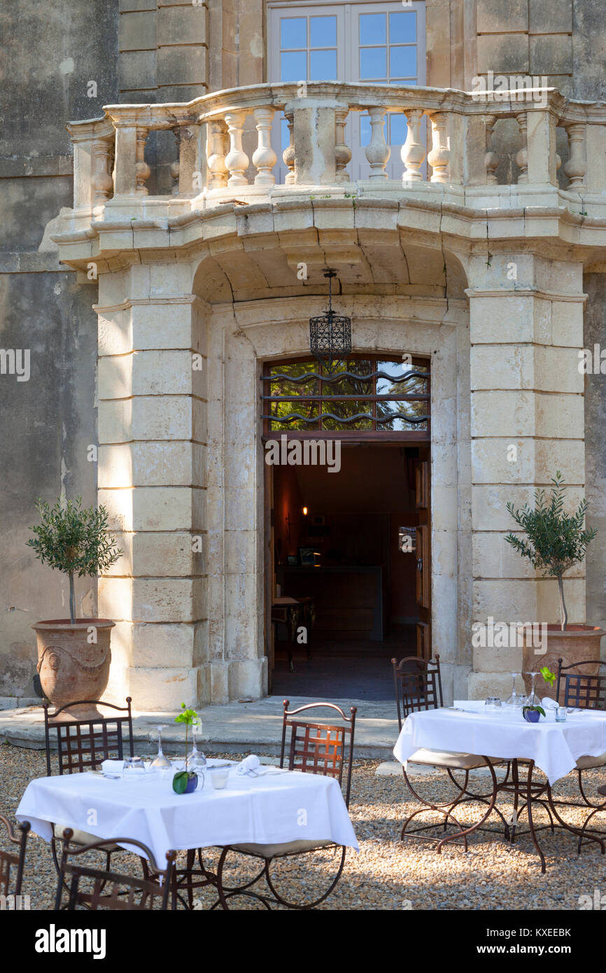 Set di tabelle per la cena al Chateau Roussan vicino a Saint Remy de Provence Francia Foto Stock