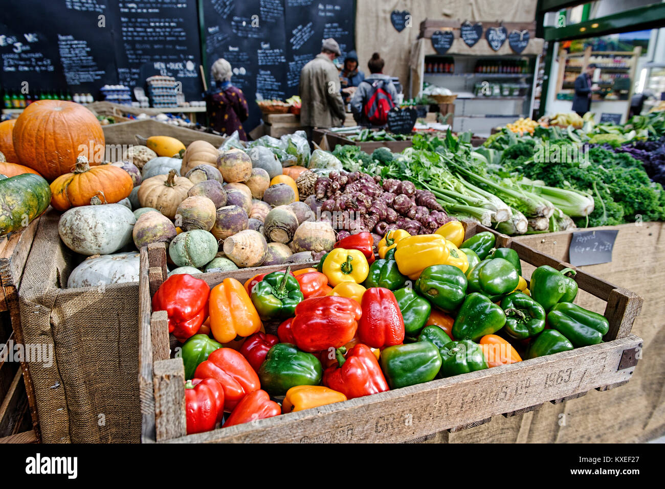Verdure in vendita sul mercato di Borough Foto Stock