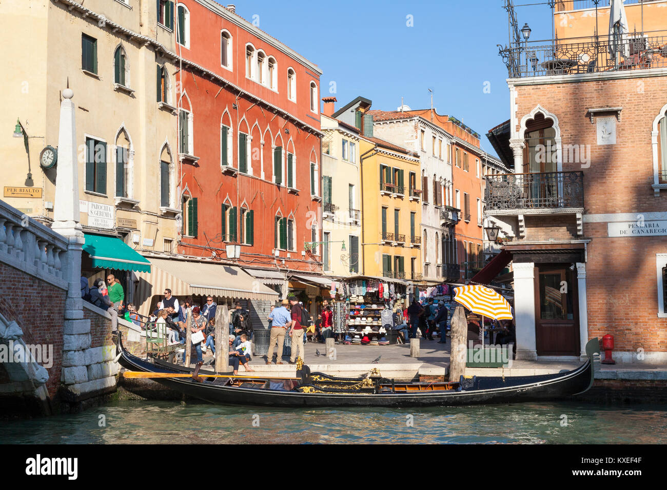 Canale di Cannaregio e Rio Tera S. Leonardo, Cannaregio, Venezia, Italia con gondole attraccate ai piedi del Ponte delle Guglie e turisti Foto Stock