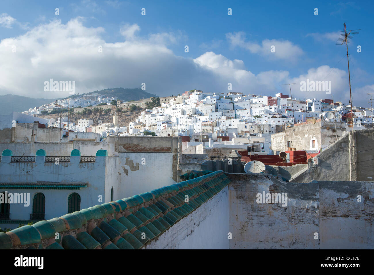 Case sul pendio a monte nella città reale di Tetouan vicino a Tangeri, Marocco Foto Stock