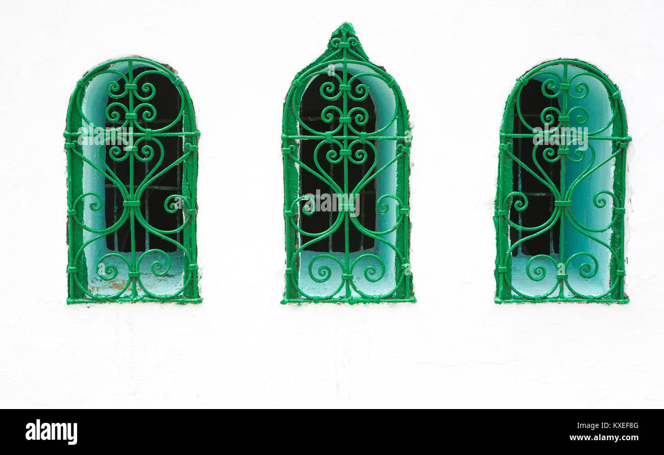 Il Marocco,Tetouan, storico Medina tipica finestra in facciata dipinta di bianco bordato in turchese Foto Stock