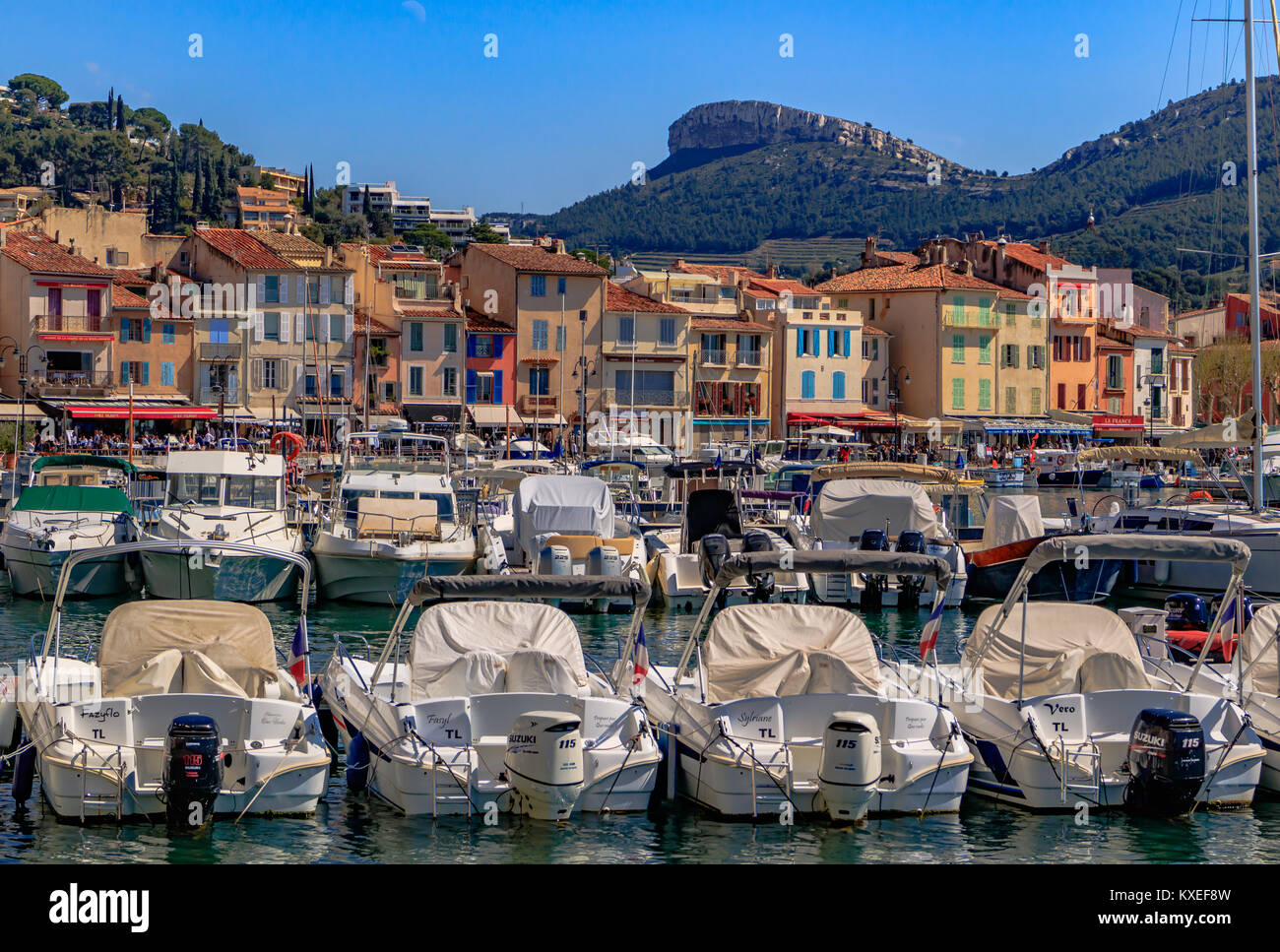 Una veduta del porto e degli edifici circostanti a Cassis, Bouches-du-Rhone, Francia Foto Stock