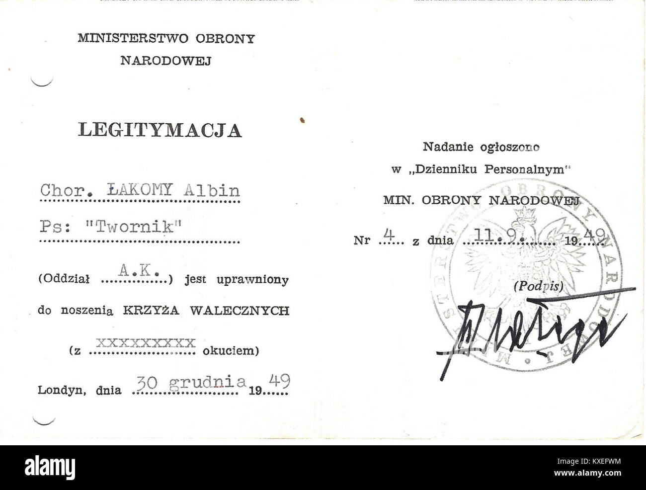 Questa immagine mostra il documento ufficiale di Albin Lakomy (legitymacja) che gli conferisce la Krzyż Walecznych (Croce del coraggioso), una decorazione militare polacca che riconosce atti di coraggio durante la guerra. Foto Stock