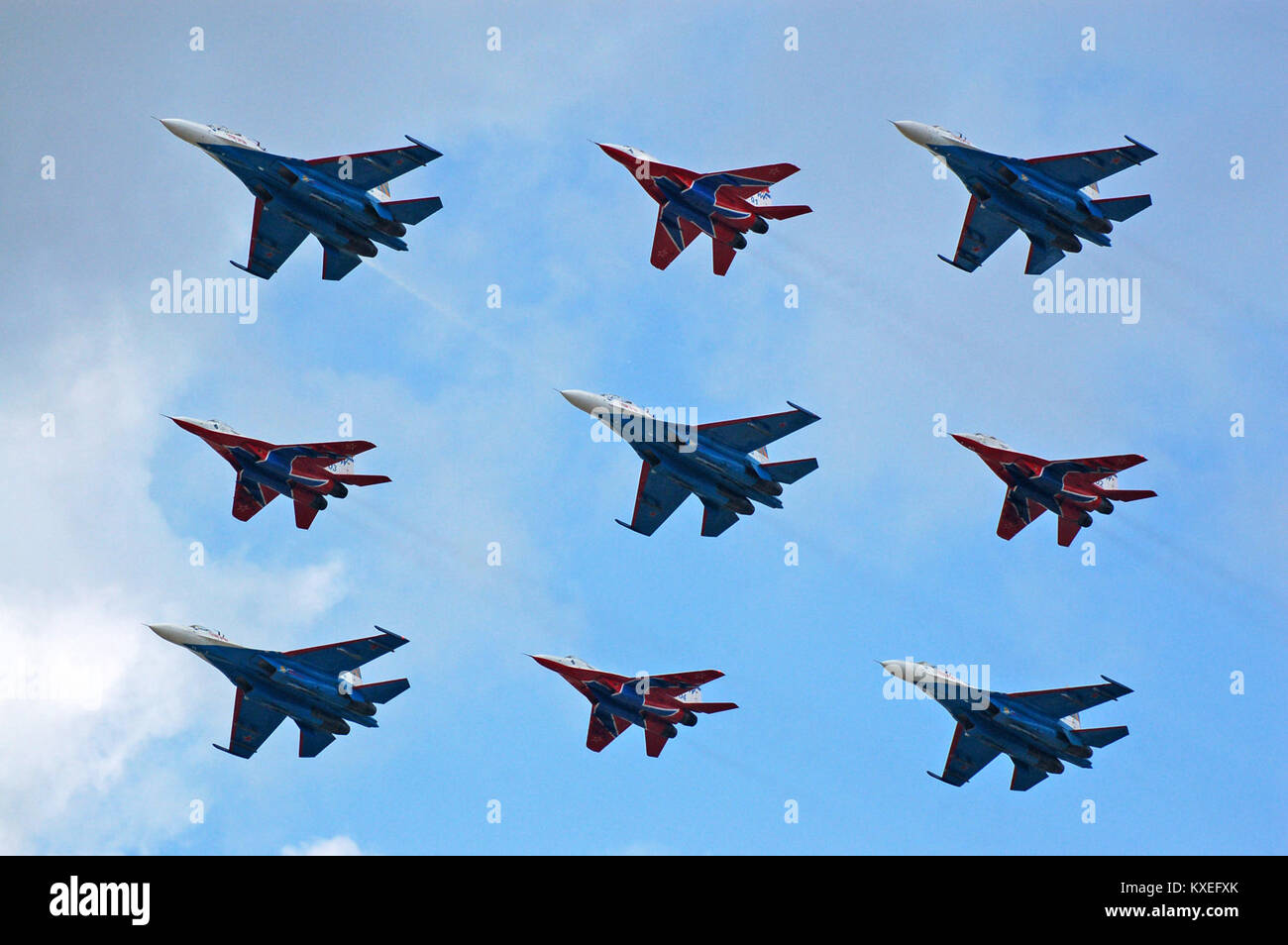 Una fotografia del MAKS Air Show del 2007 a Zhukovsky, Russia, con la formazione aerobatica "Big Nine" che esegue manovre di volo. Foto Stock