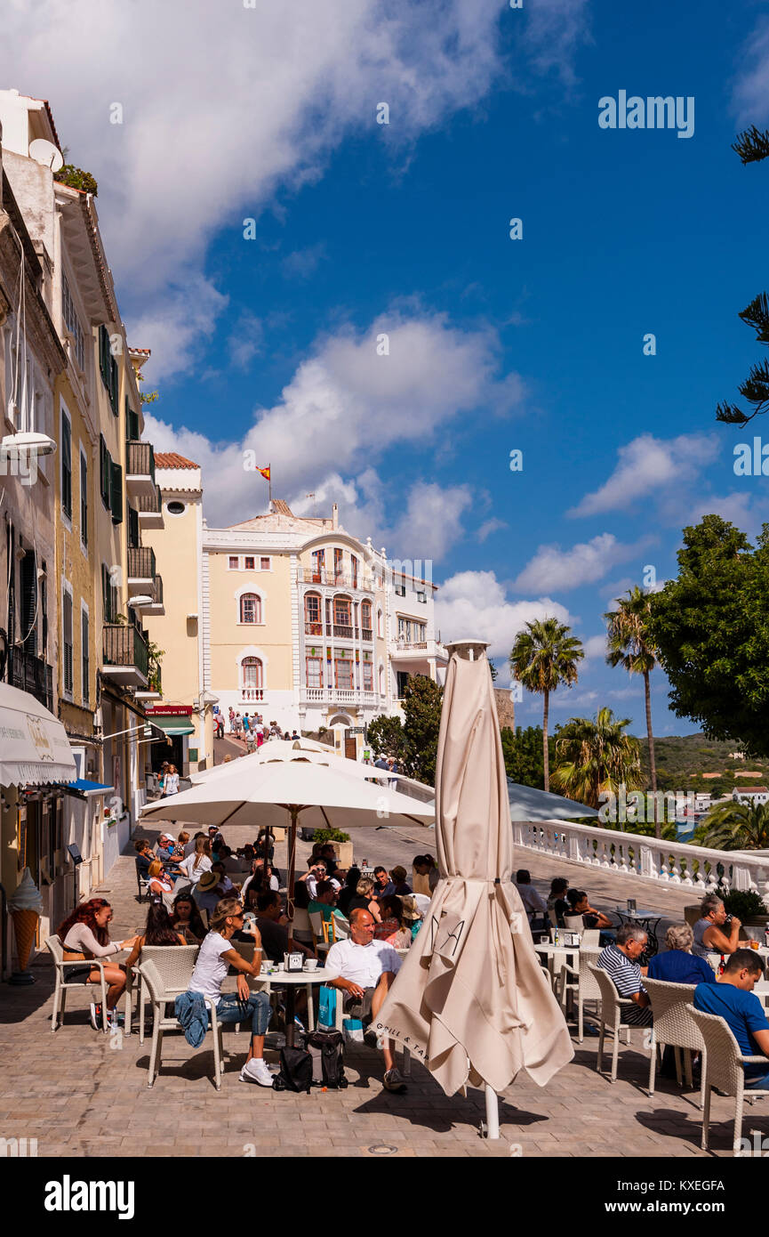 La gente seduta fuori ad un bar caffetteria in Mahon , Minorca , Isole Baleari , Spagna Foto Stock