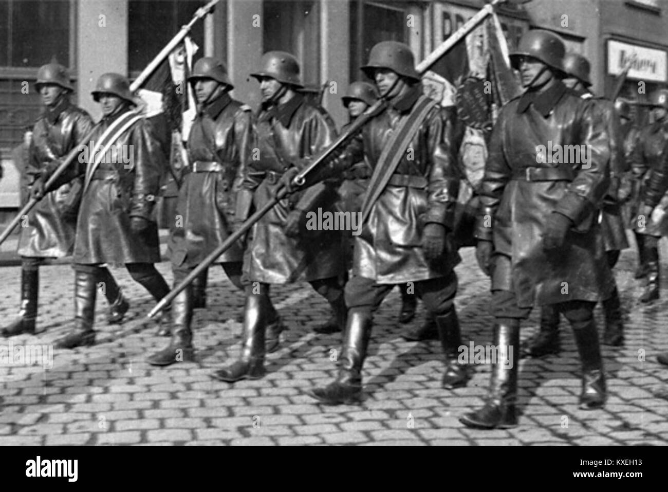 Questa fotografia del 1938 mostra la 10a Brigata di cavalleria motorizzata polacca a Rzeszów, comprese le unità 24 pu e 10 psk, disposte in formazione parata con veicoli militari e truppe a cavallo. Foto Stock