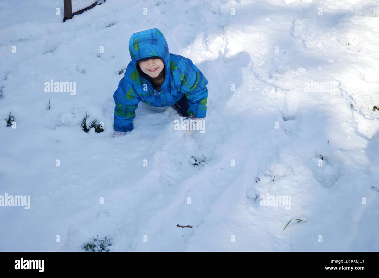 Un bambino nella neve Foto Stock