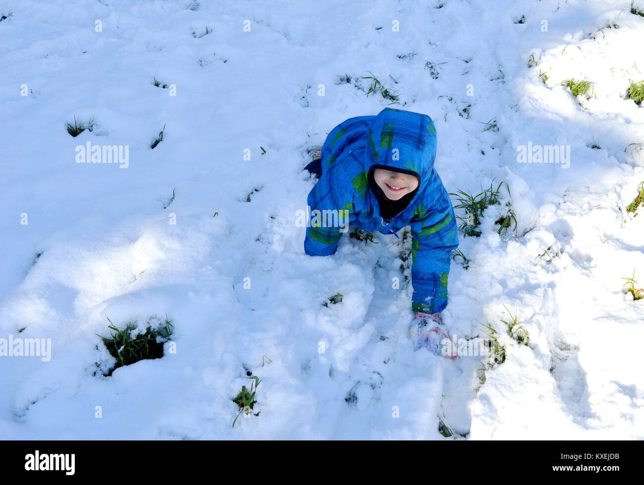 Un bambino nella neve Foto Stock