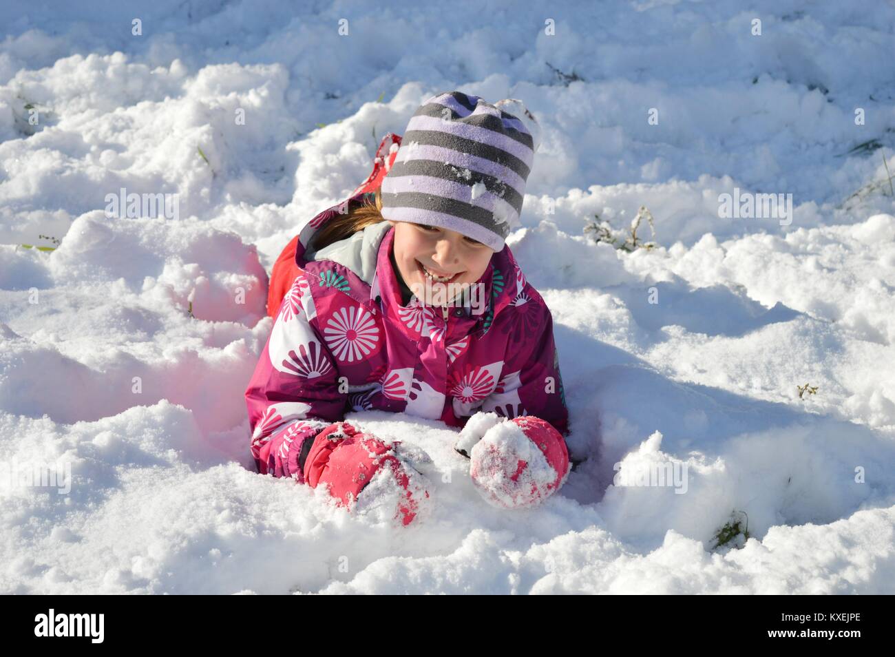 Un bambino nella neve Foto Stock
