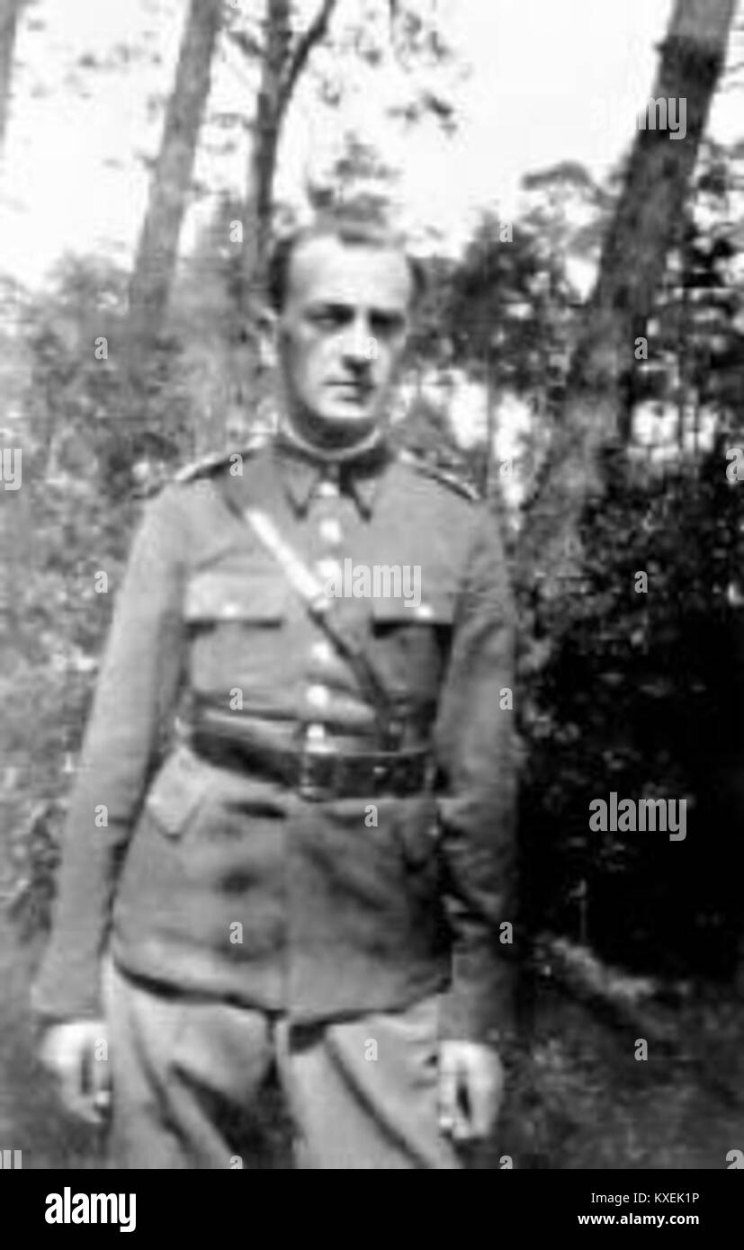 Aleksander Kowalski è sia un giocatore di hockey su ghiaccio che un soldato, noto per i suoi successi nello sport e nel servizio militare, contribuendo a entrambi i campi. Foto Stock
