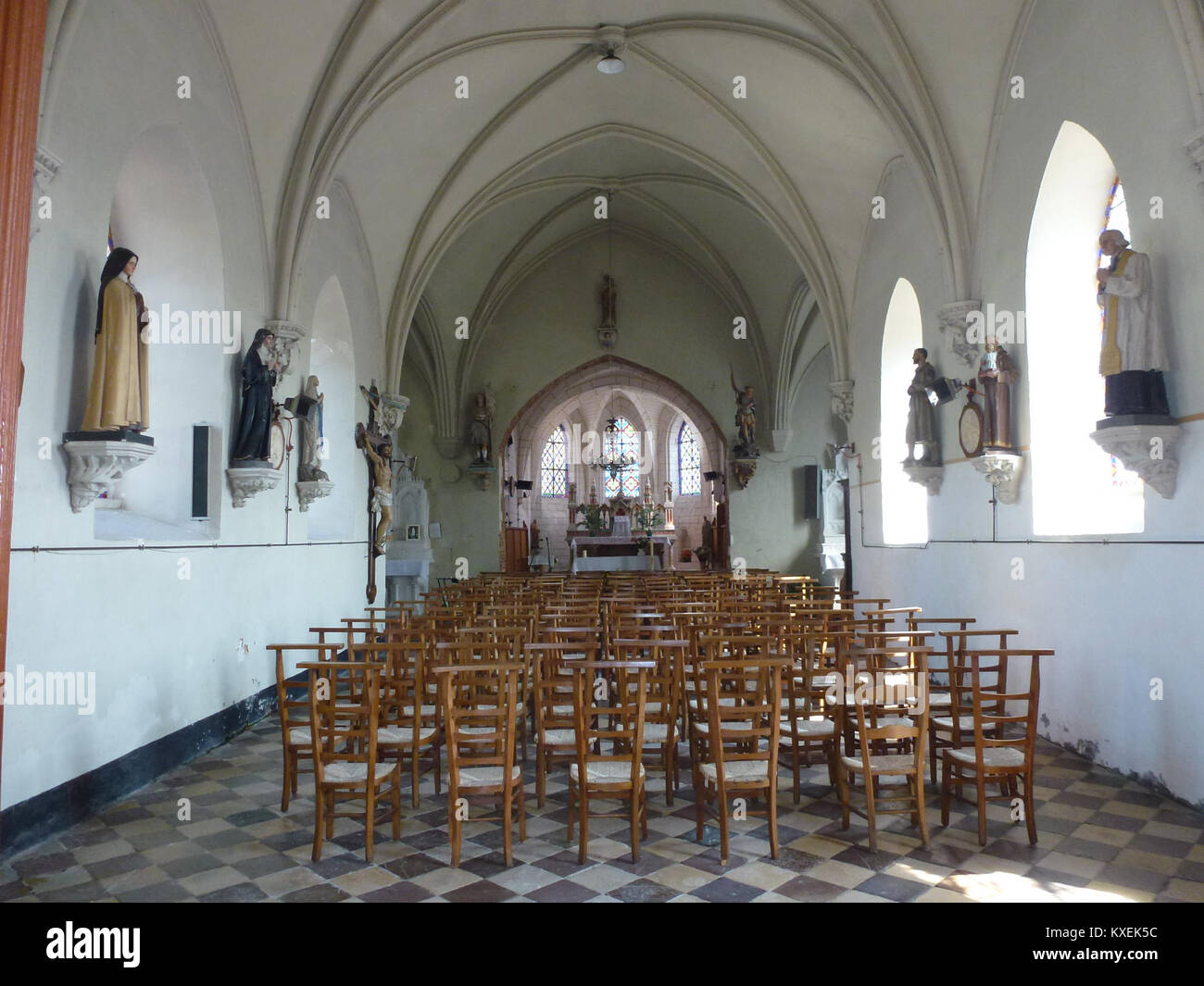 L'interno della chiesa di Alembon a Pas-de-Calais, in Francia, mostra caratteristiche architettoniche, elementi di design religioso e significato storico dell'edificio parrocchiale. Foto Stock