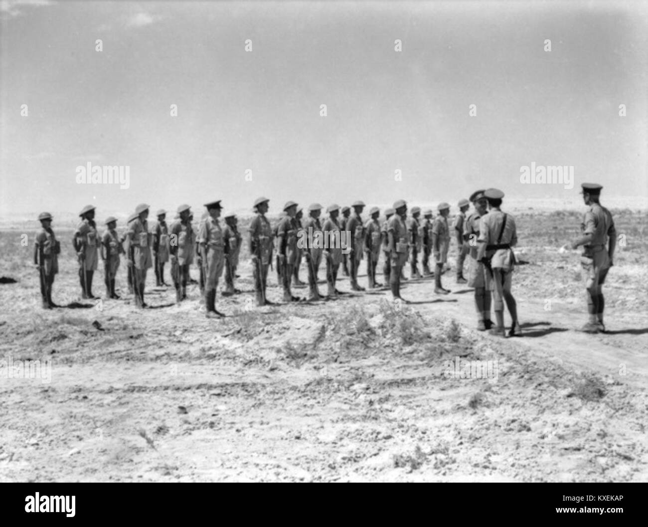 Il generale Harold Alexander ispeziona i soldati del 2/13th e 2/15th Battalions australiani durante la seconda guerra mondiale, come documentato in una fotografia ufficiale dell'Australian War Memorial. Foto Stock