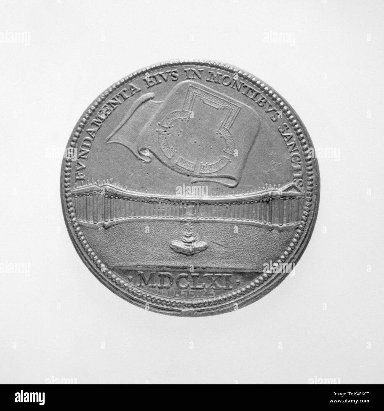 Questo ritratto di Papa Alessandro VII, che prestò servizio dal 1655 al 1667, riflette la sua significativa influenza sia in questioni religiose che politiche, catturando la sua eredità all'interno della Chiesa cattolica durante il periodo barocco. Foto Stock