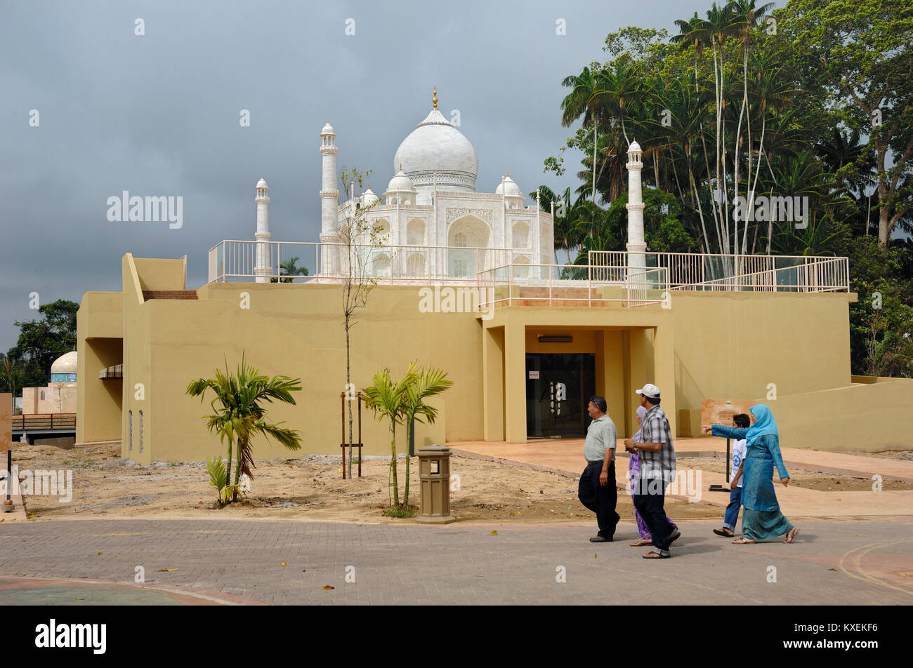 Musulmani malaysiani turisti o visitatori a piedi passato un modello in scala o repliche del Taj Mahal al patrimonio islamico Park, Kuala Terengganu, Malaysia Foto Stock