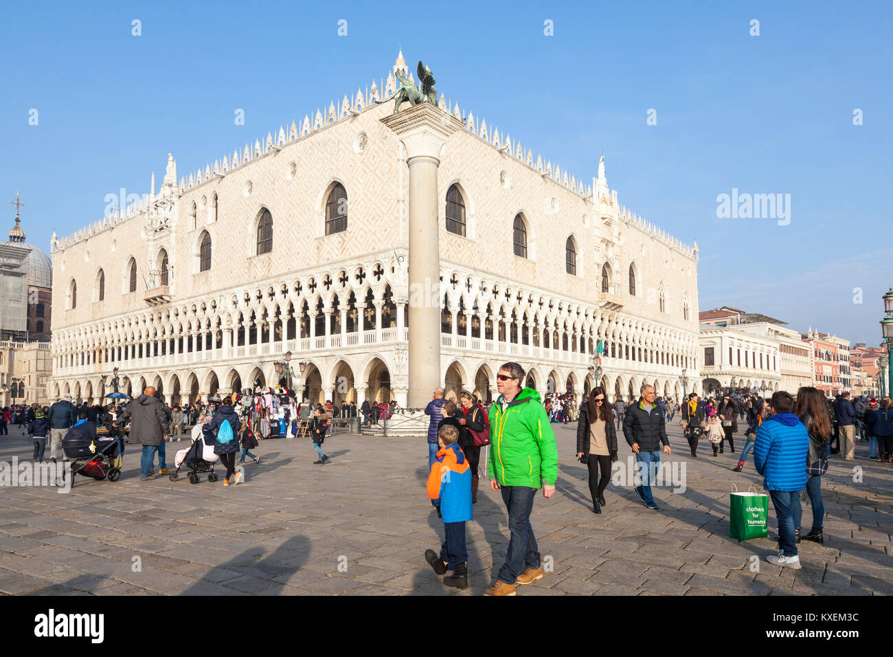 Il Palazzo dei Dogi, Palazzo Ducale, Palazzo Ducale, Venezia, Veneto, Italia in inverno la luce del sole con i turisti Foto Stock