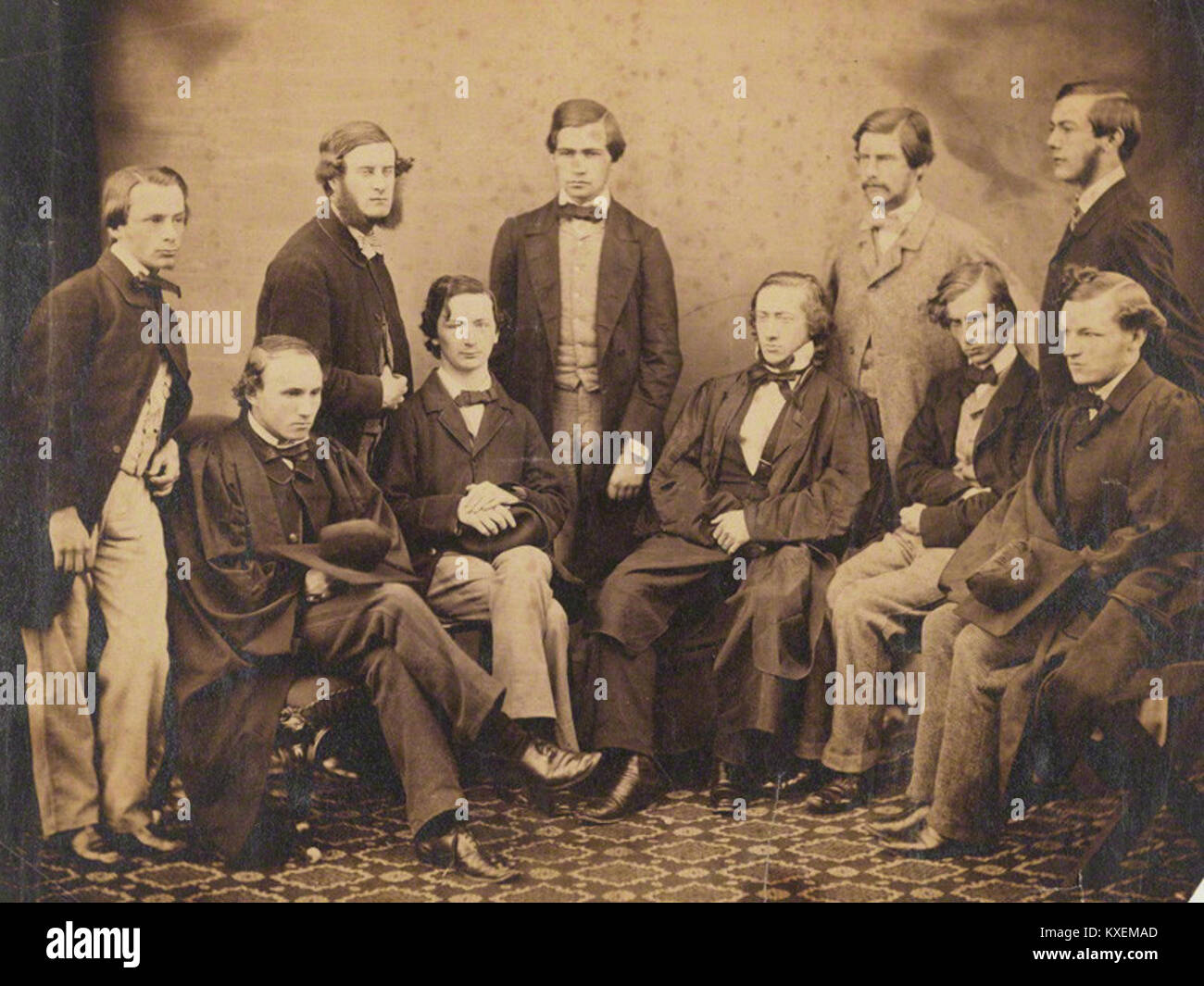 Questa fotografia degli anni '1850 raffigura Algernon Charles Swinburne insieme a nove dei suoi colleghi all'Università di Oxford. L'immagine cattura un momento della vita del famoso poeta inglese, mostrando la sua associazione con i circoli intellettuali e artistici dell'Inghilterra del XIX secolo. Foto Stock