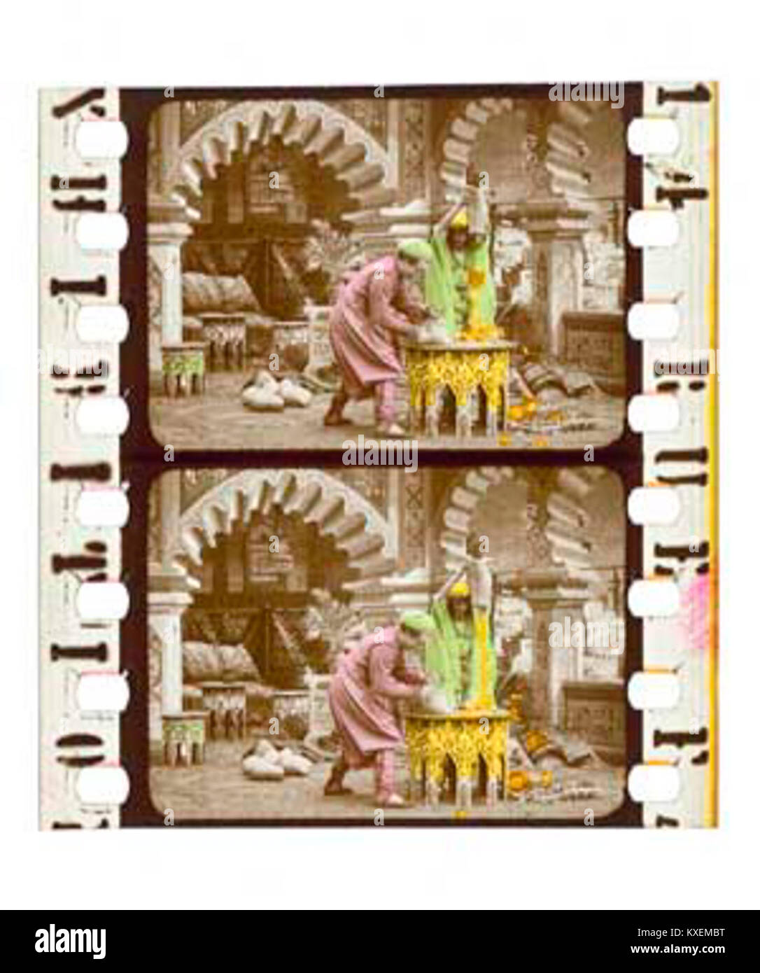 Questo frammento del 1907 presenta una scena della storia "Ali Baba e i quaranta ladri", che mostra i temi senza tempo dell'avventura, del tesoro e del tradimento. Fa parte di una più ampia collezione storica che illustra gli elementi chiave del famoso racconto popolare, riflettendo il suo duraturo significato culturale. Foto Stock