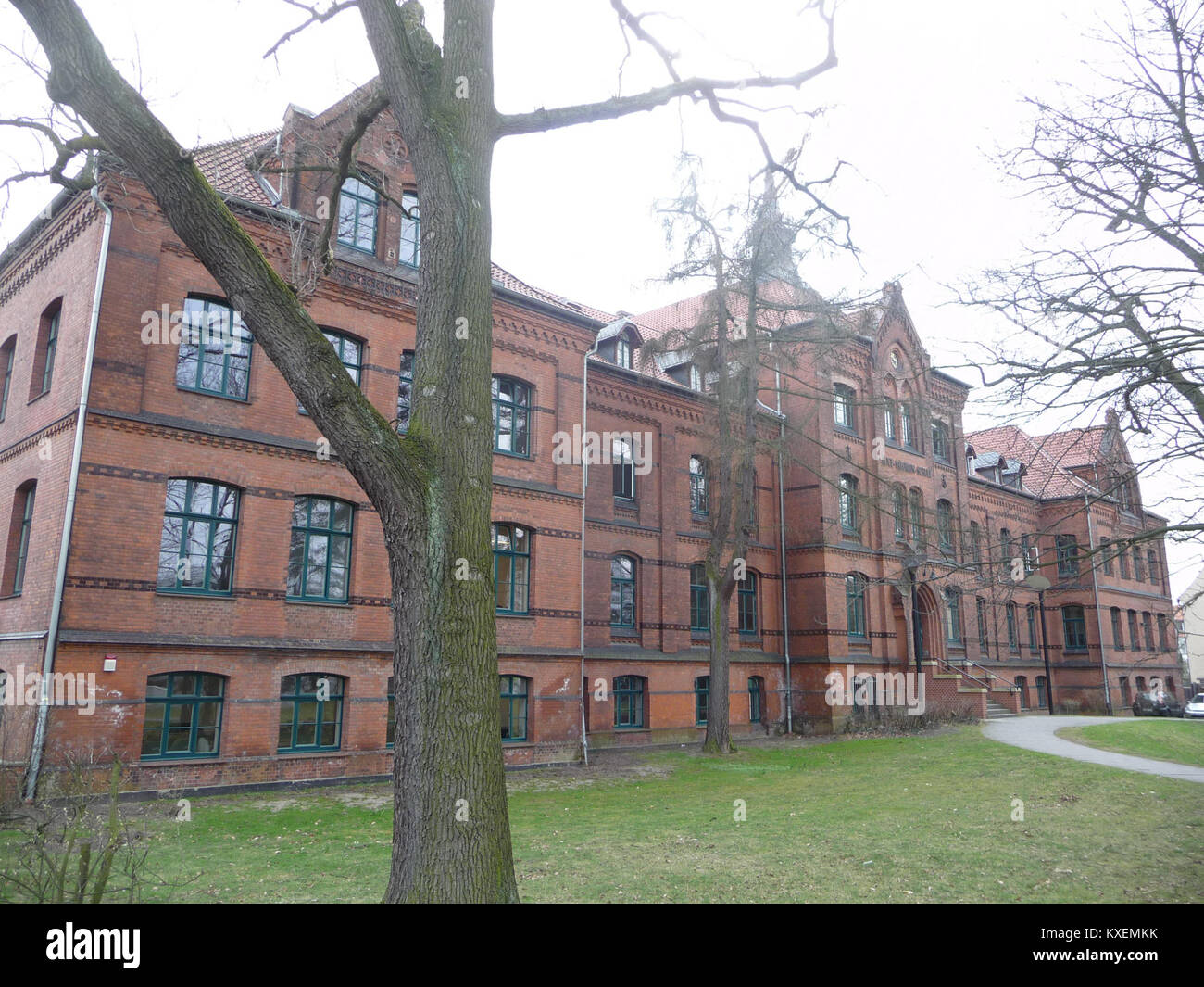 L'edificio principale di Alice-Salomon-Schule in Germania è un'istituzione educativa che presenta elementi architettonici tradizionali e serve studenti e personale. Foto Stock