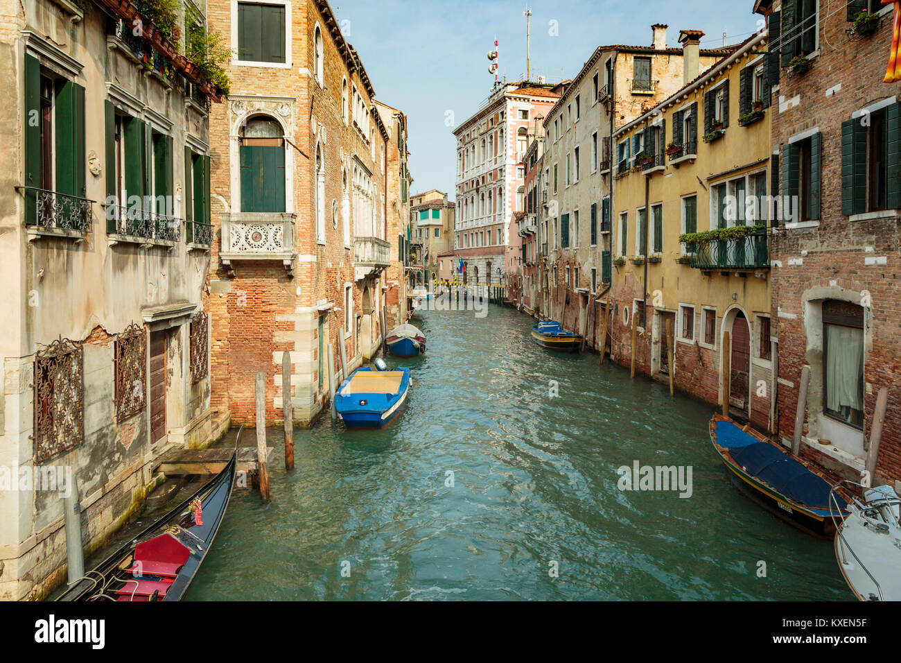 Una vista sul canale con le barche in Veneto, Venezia, Italia, Europa. Foto Stock