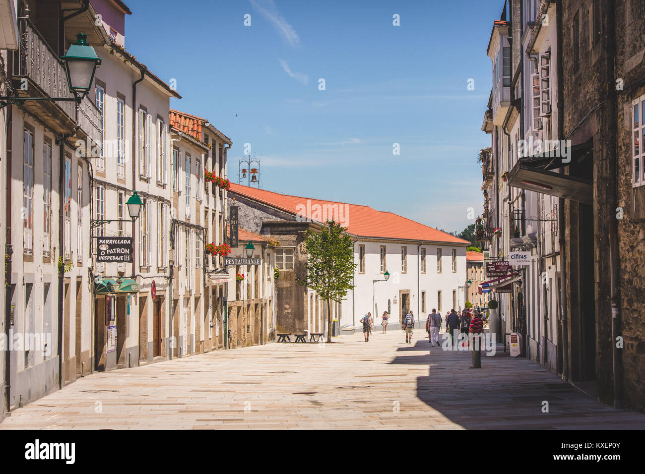 Un monumento e la strada di Santiago de Compostela. Spagna Foto Stock