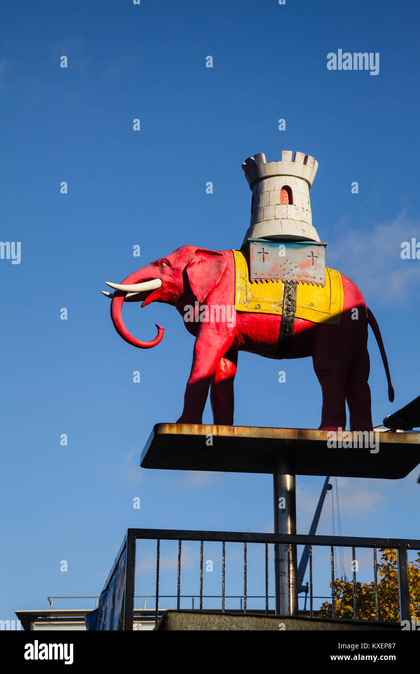 LONDON, Regno Unito - 03 novembre 2012: la statua raffigurante il nome di Elephant & Castle vicino a London il tubo di ingresso in stazione Foto Stock