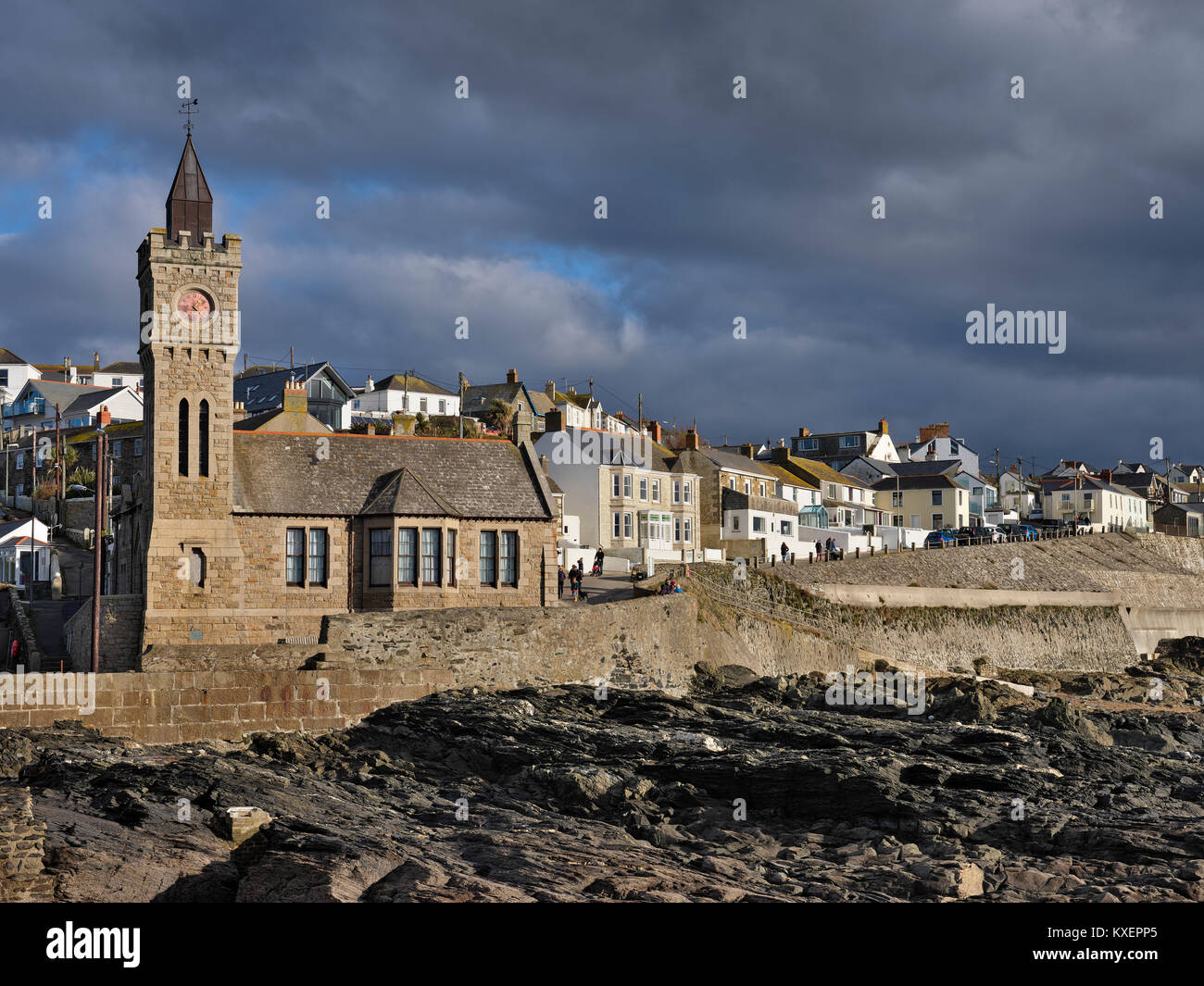 Porthleven immerso nella luce del sole invernale, Cliff Road Foto Stock