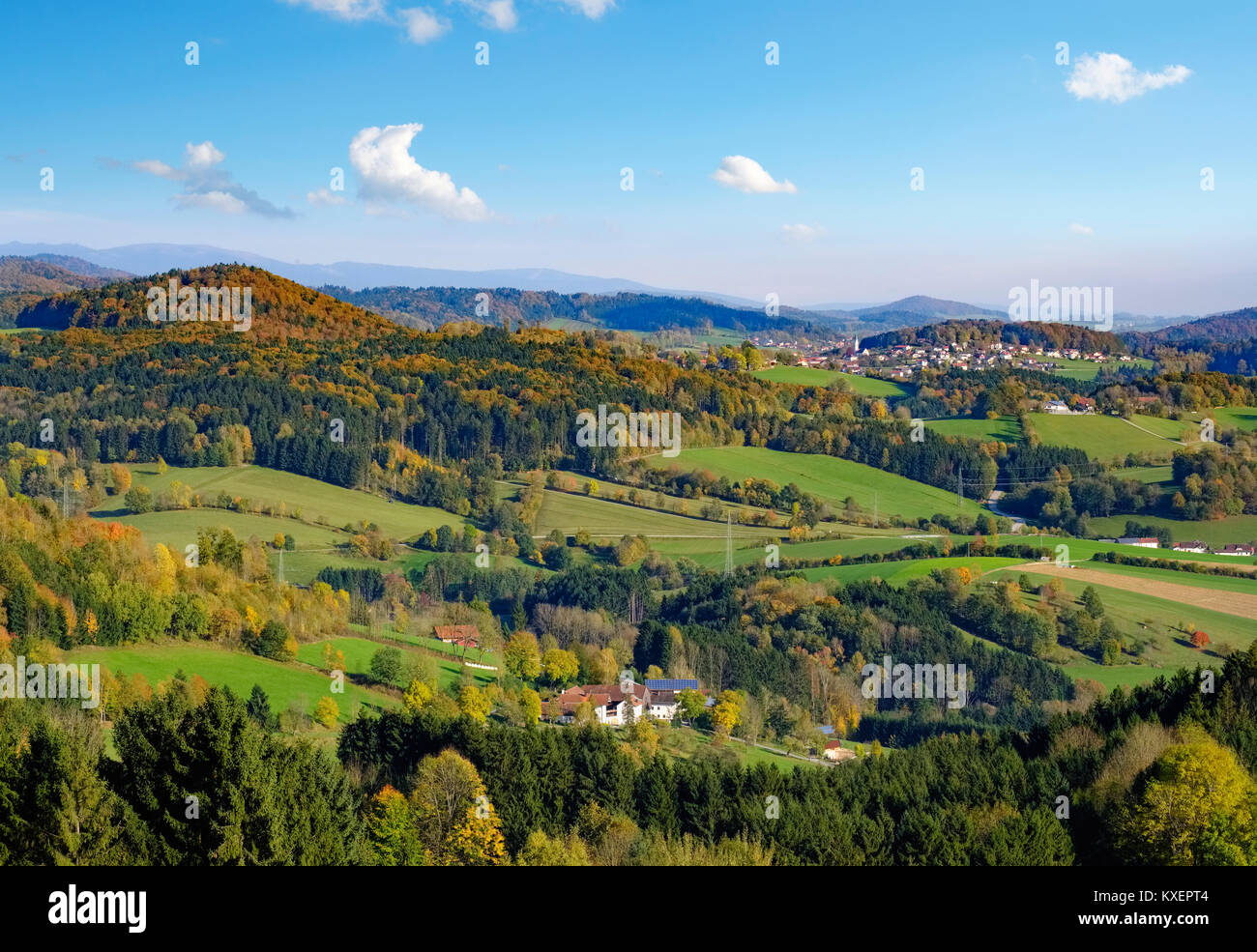 Vista da Perlesreut ad ovest con il villaggio Kumreut,Foresta Bavarese,Bassa Baviera, Baviera, Germania Foto Stock