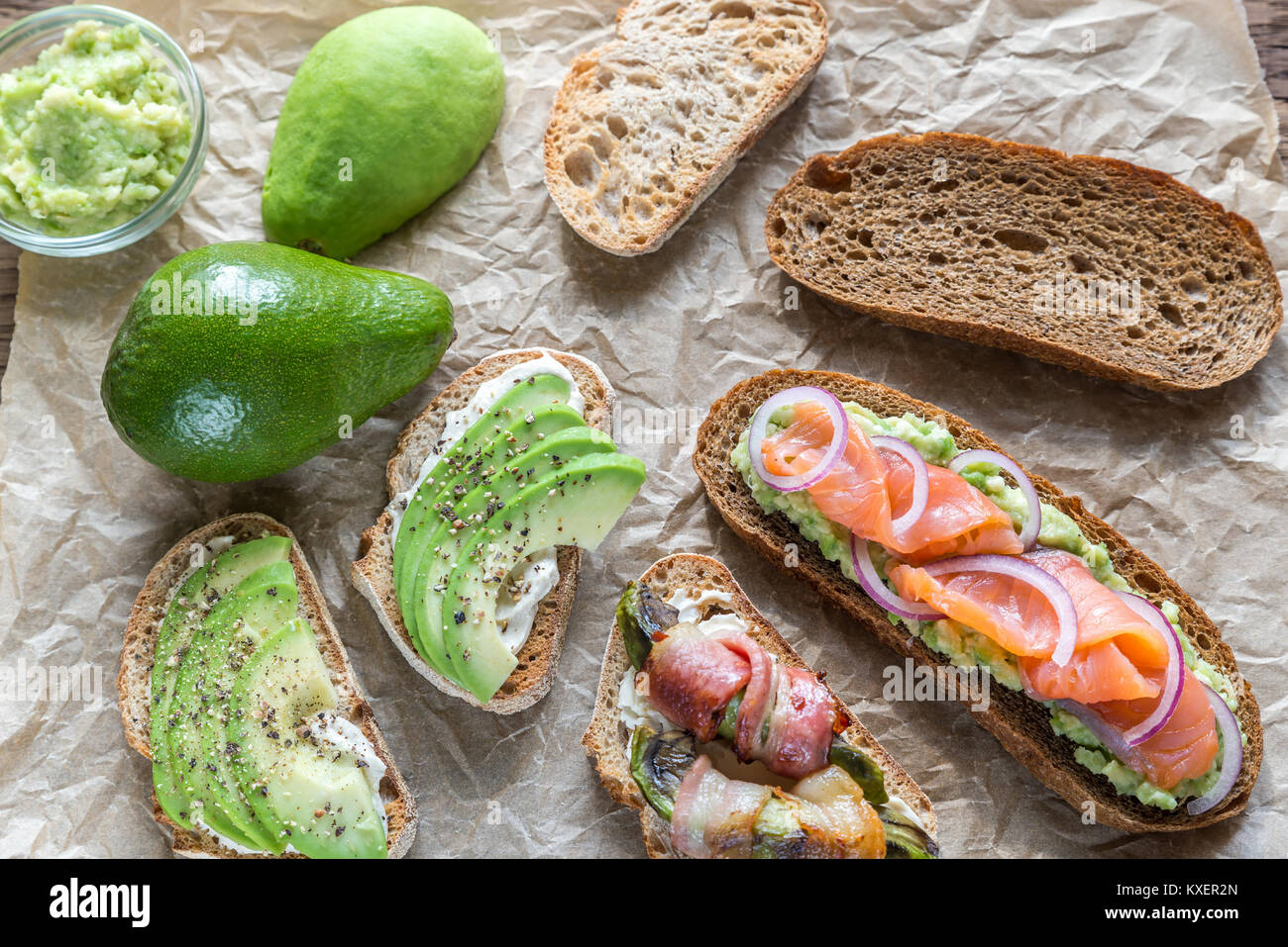 Toast con avocado e diversi condimenti Foto Stock