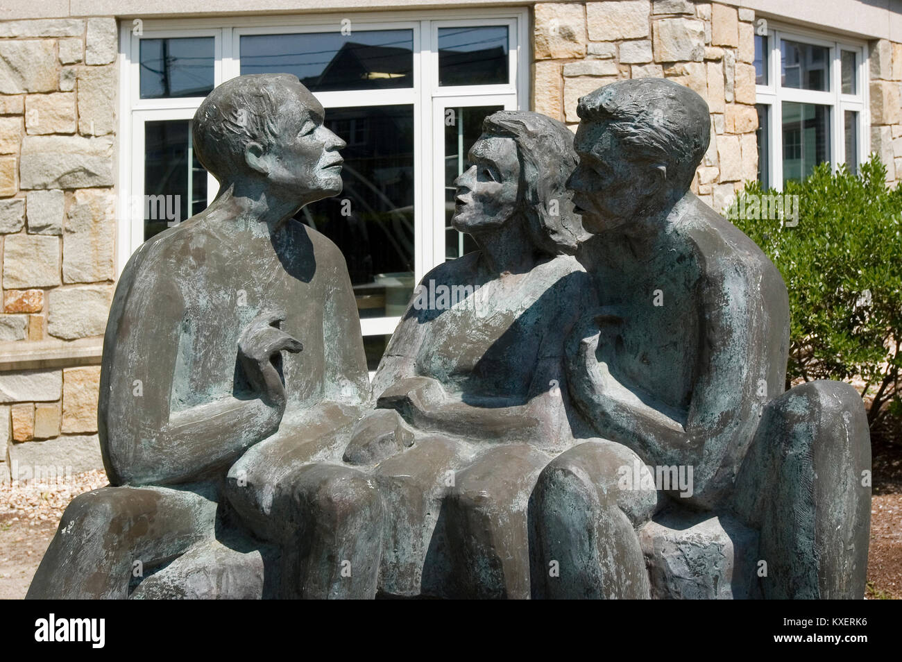 Foro di legni, Falmouth, Massachusetts. Una scultura intitolata 'tre scienziati' fronti biologico marino Institute, Cape Cod, STATI UNITI D'AMERICA Foto Stock