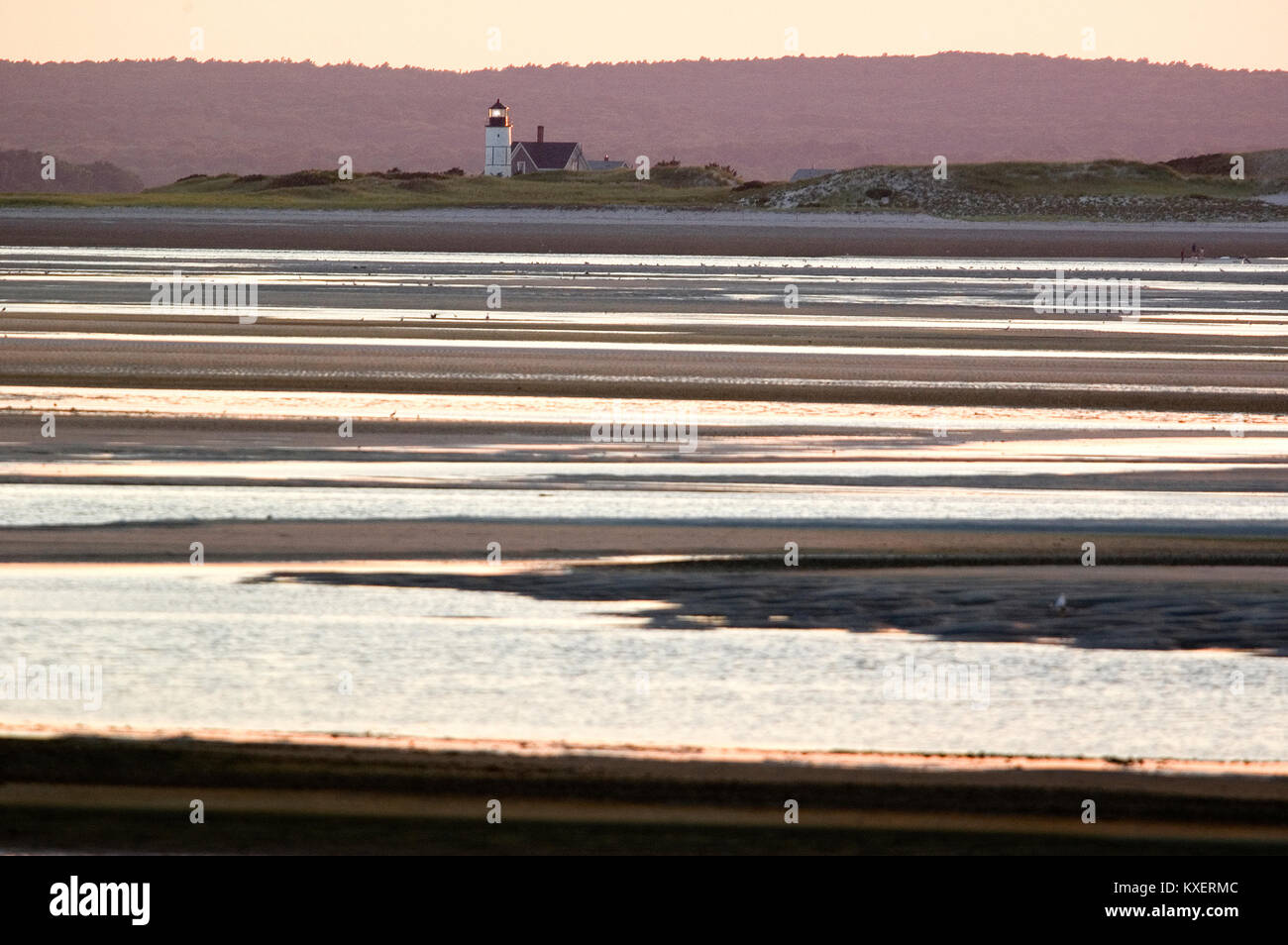 Barnstable luce del porto di sabbia sul collo come visto da Chapin spiaggia di Dennis, Massachusetts il Cape Cod -- Durante il tramonto Foto Stock
