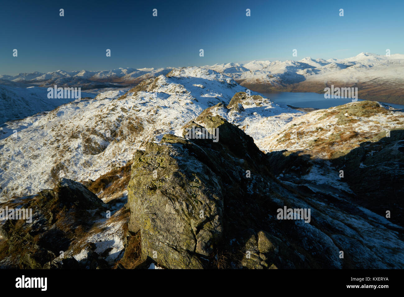 Inverno vista dal vertice di Ben Venue nel Trossachs, Scozia,UK. Foto Stock